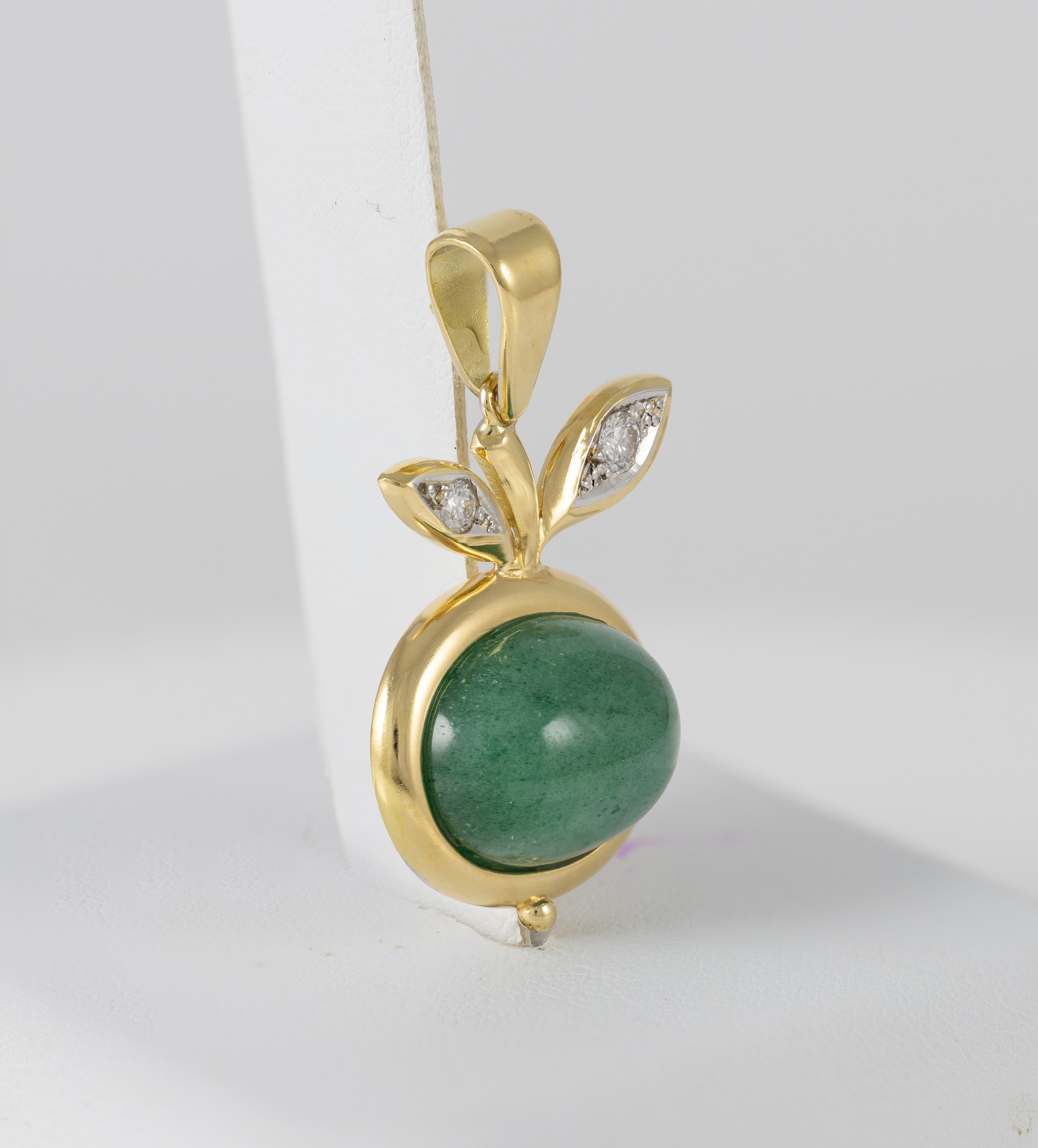 Colgante Manzana en oro amarillo 18k con brillantes y piedra verde