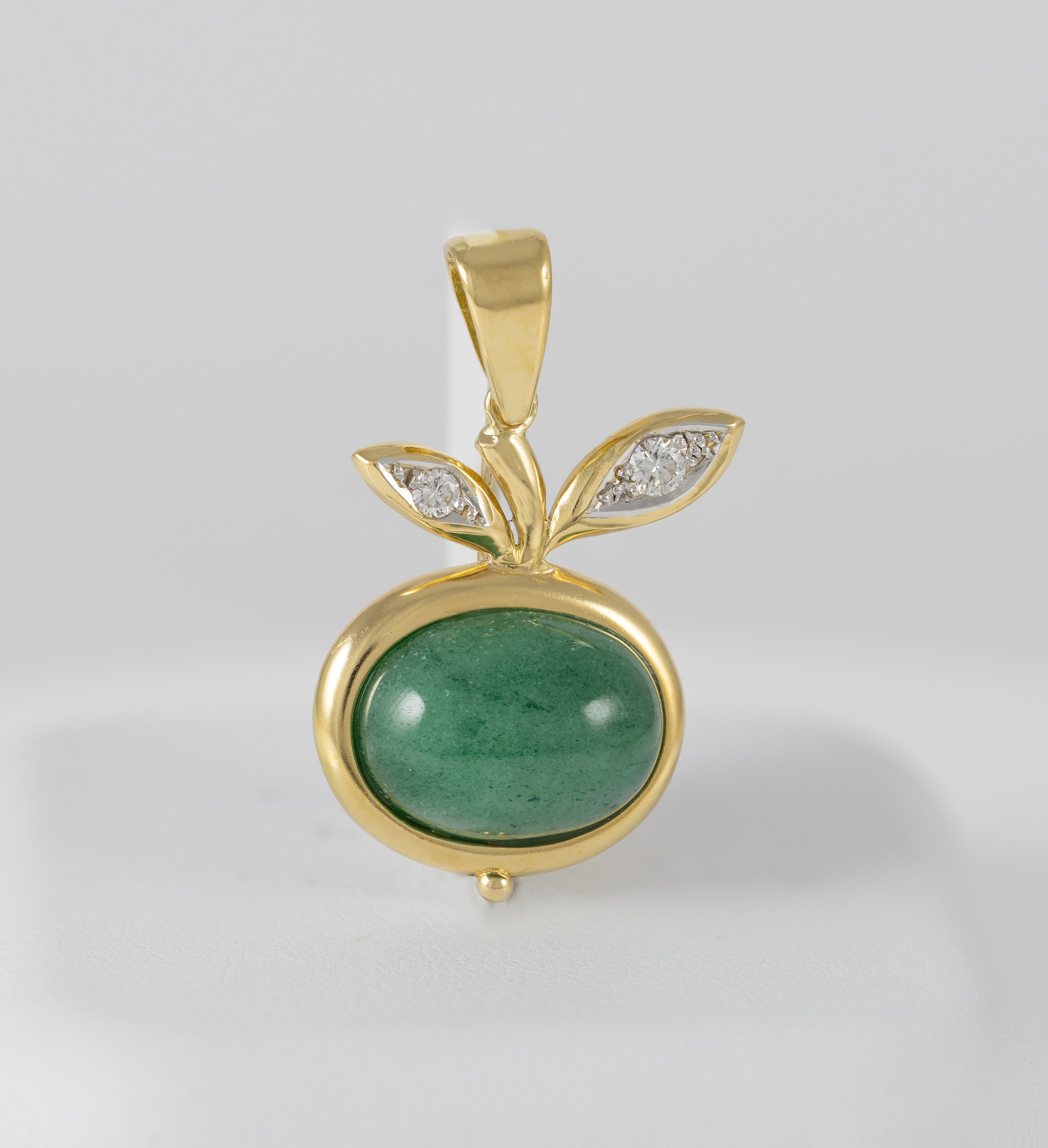 Colgante Manzana en oro amarillo 18k con brillantes y piedra verde