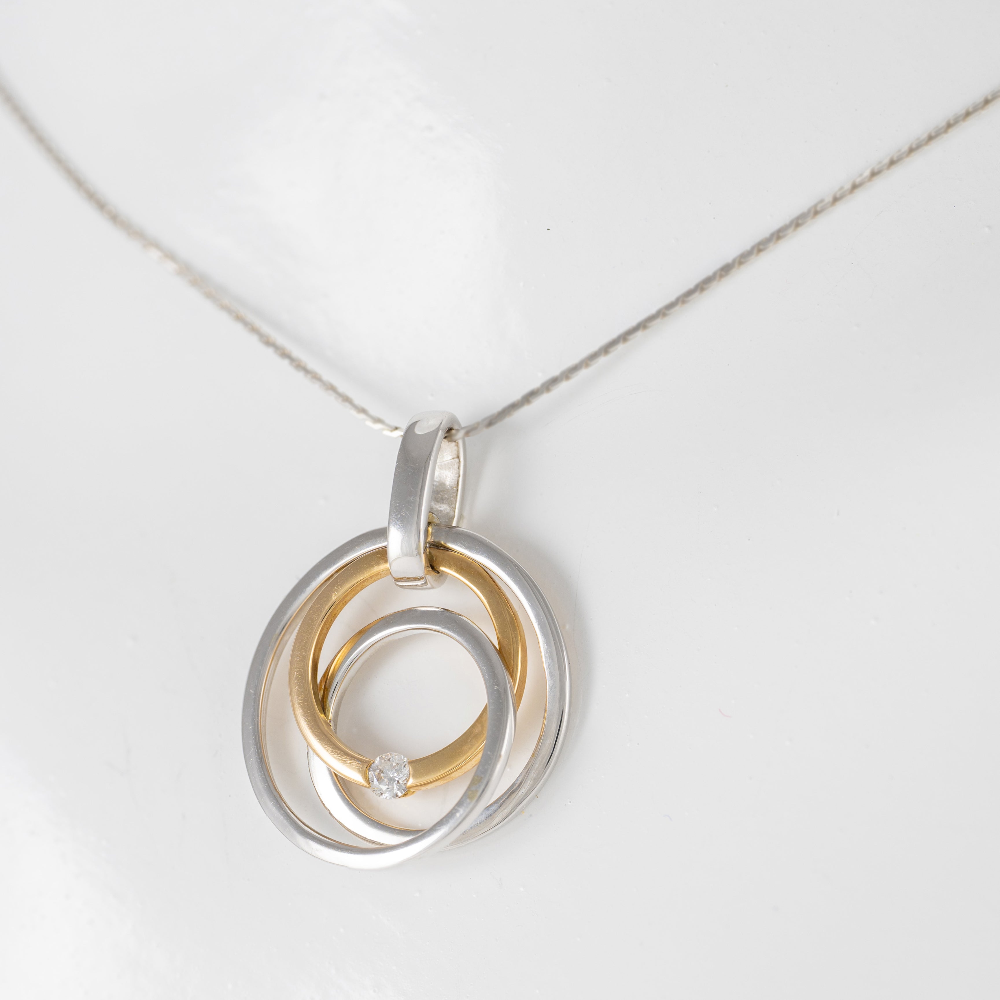 Colgante en oro amarillo y blanco 18k con brillante