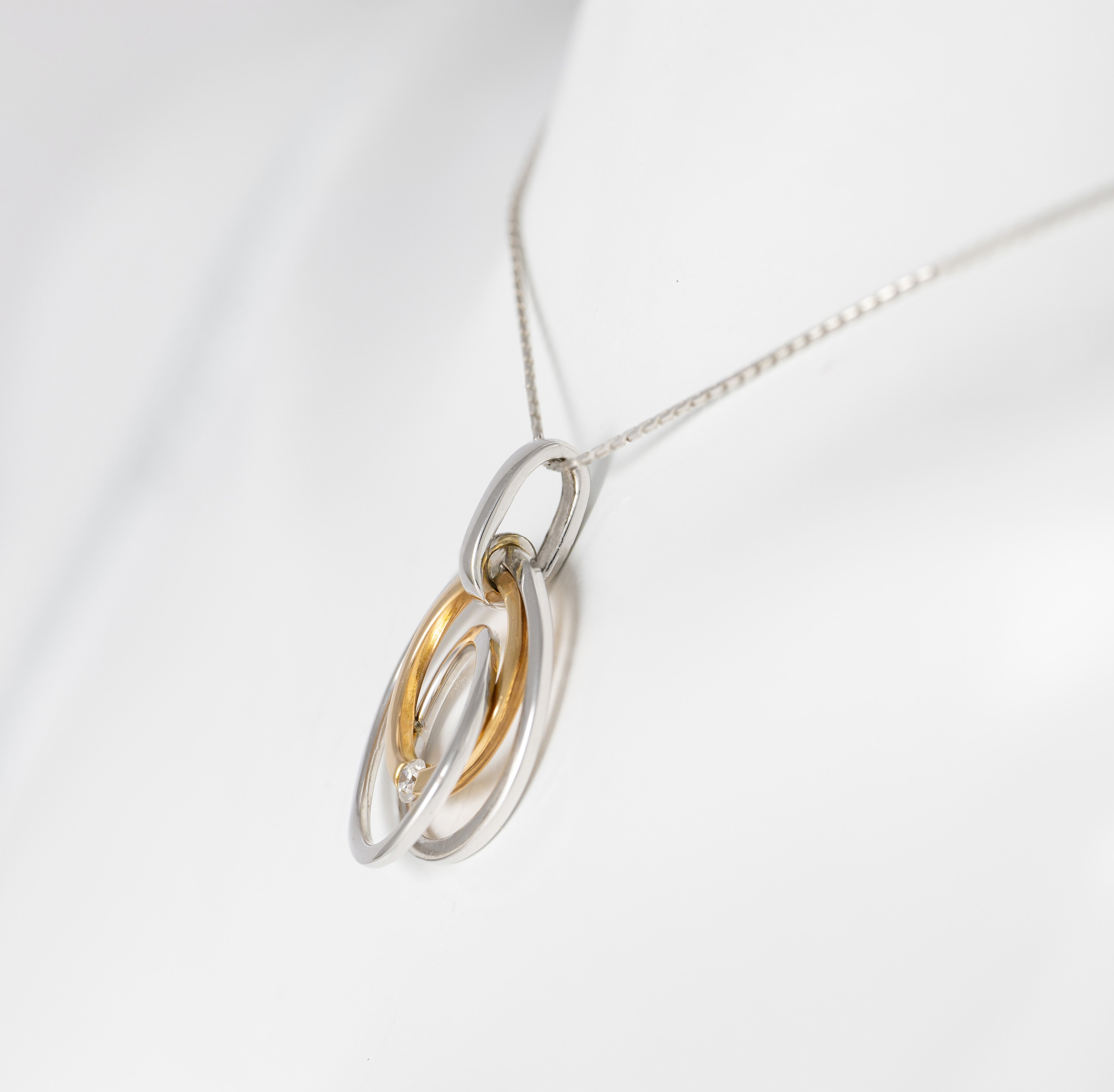 Colgante en oro amarillo y blanco 18k con brillante