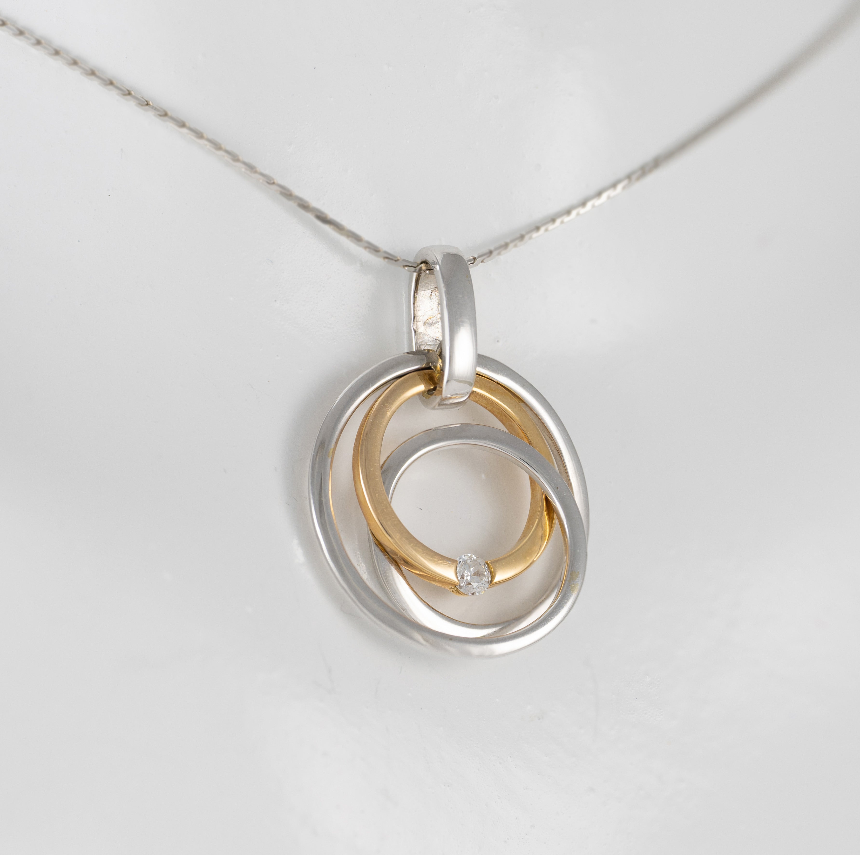 Colgante en oro amarillo y blanco 18k con brillante