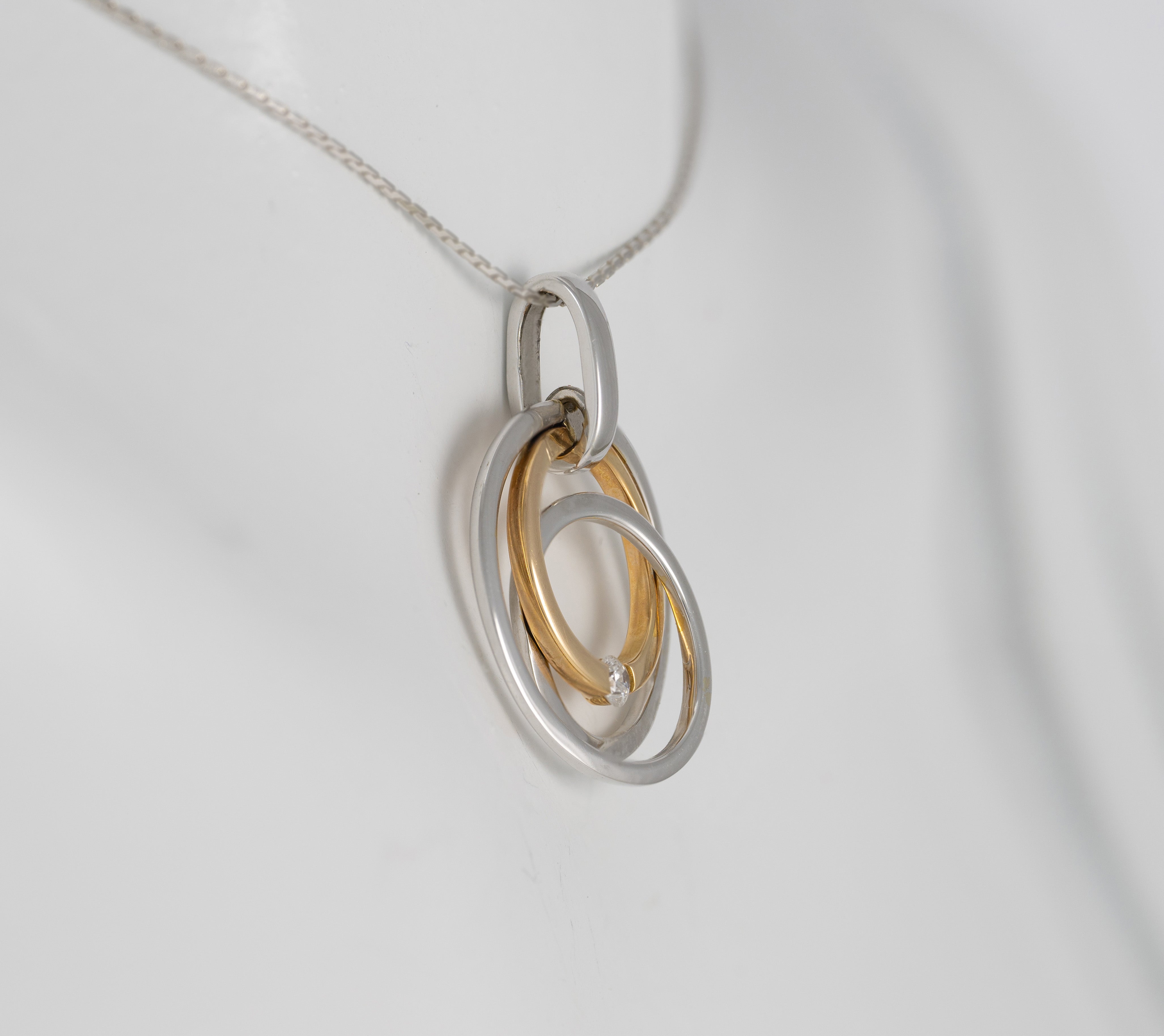 Colgante en oro amarillo y blanco 18k con brillante