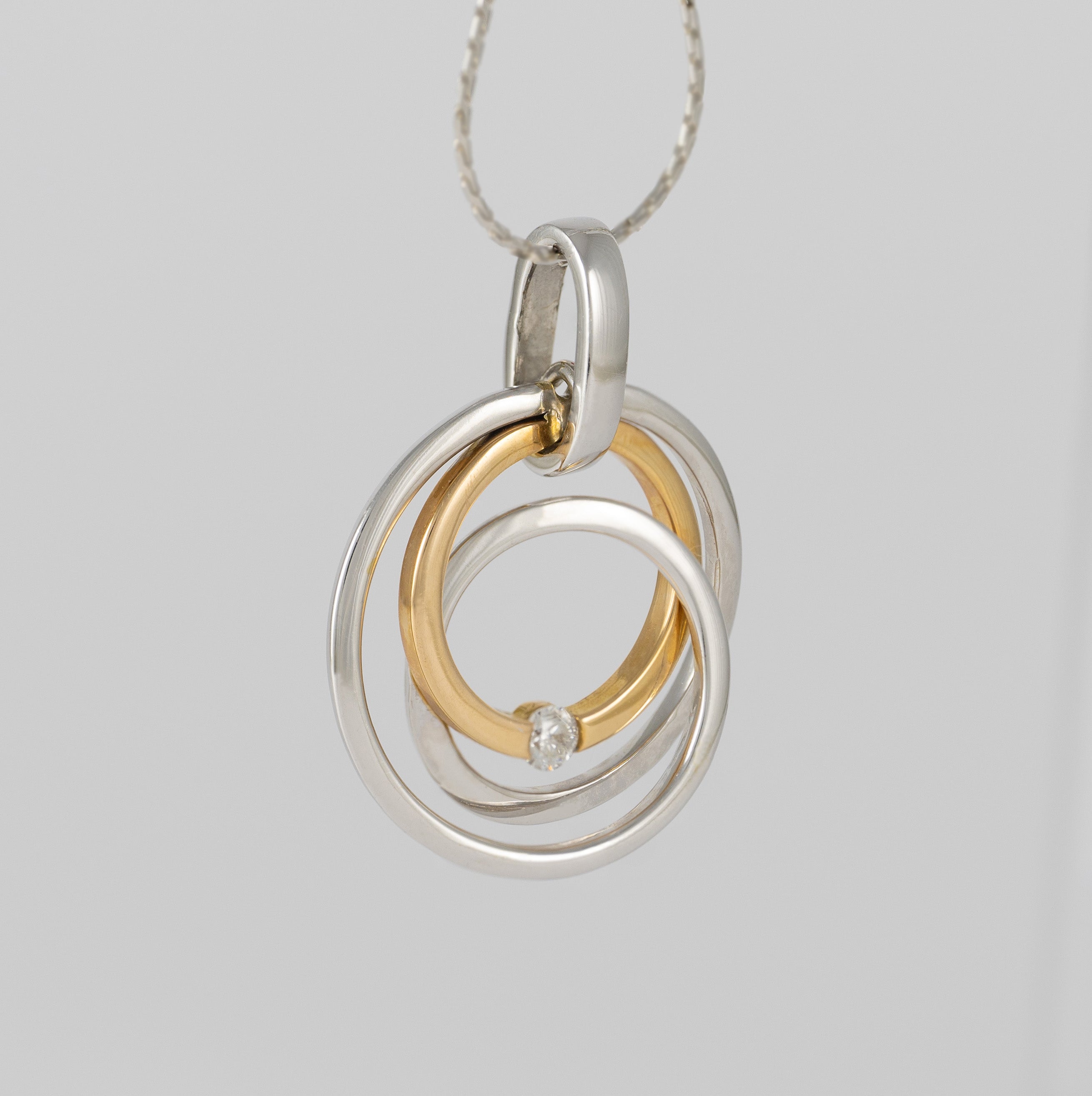 Colgante en oro amarillo y blanco 18k con brillante