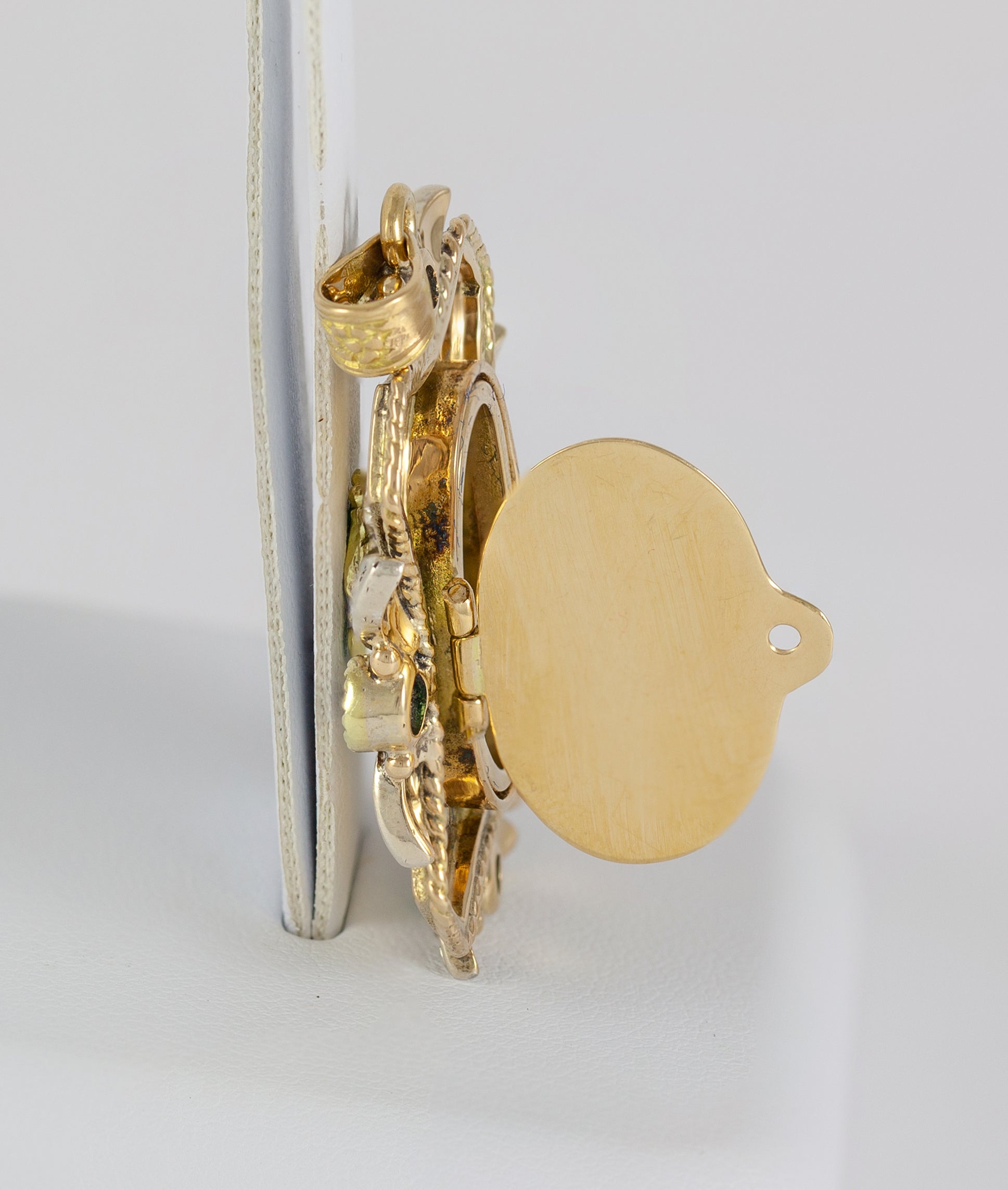 Colgante antiguo en oro amarillo 18k con diamantes y esmeraldas