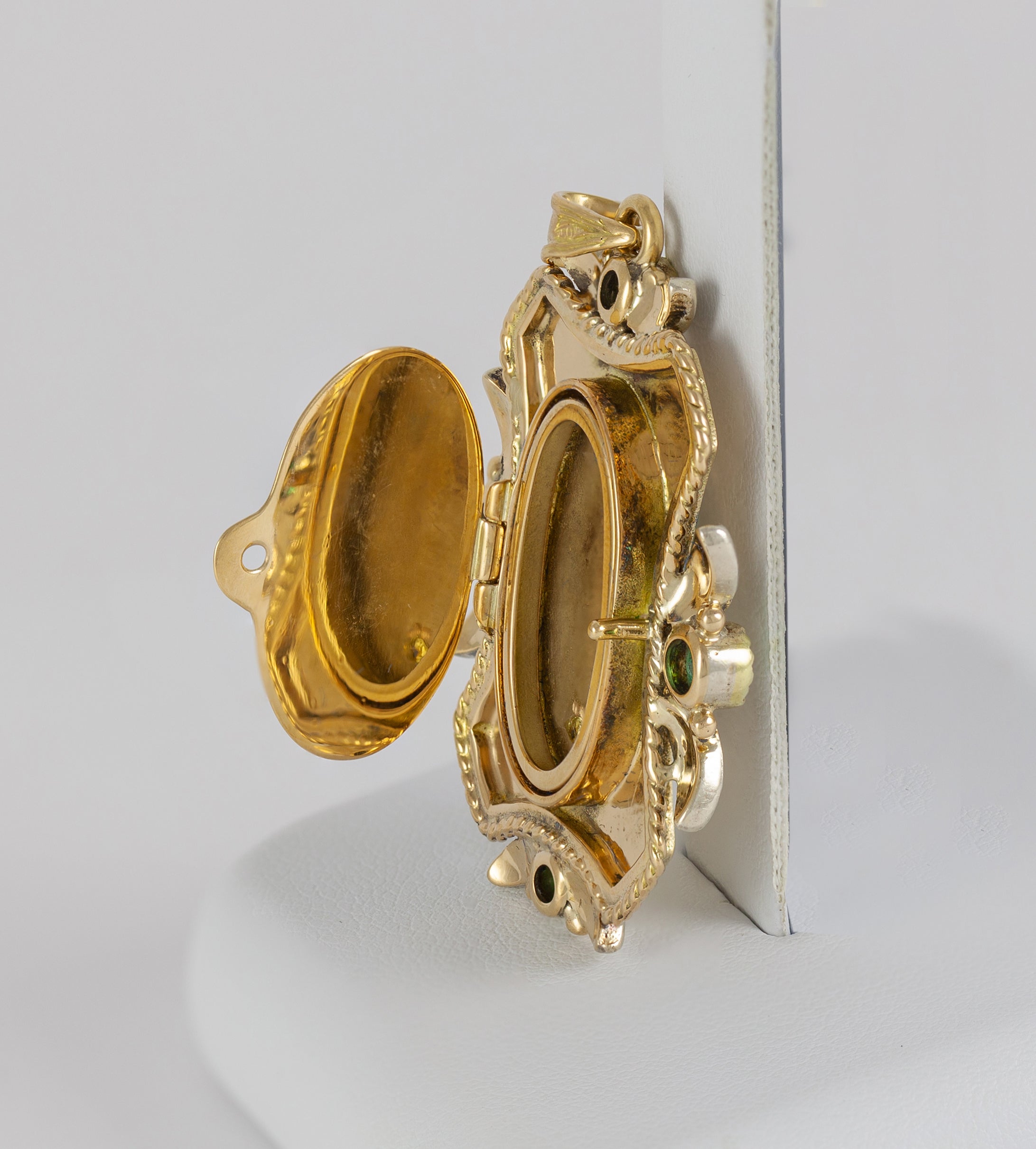 Colgante antiguo en oro amarillo 18k con diamantes y esmeraldas