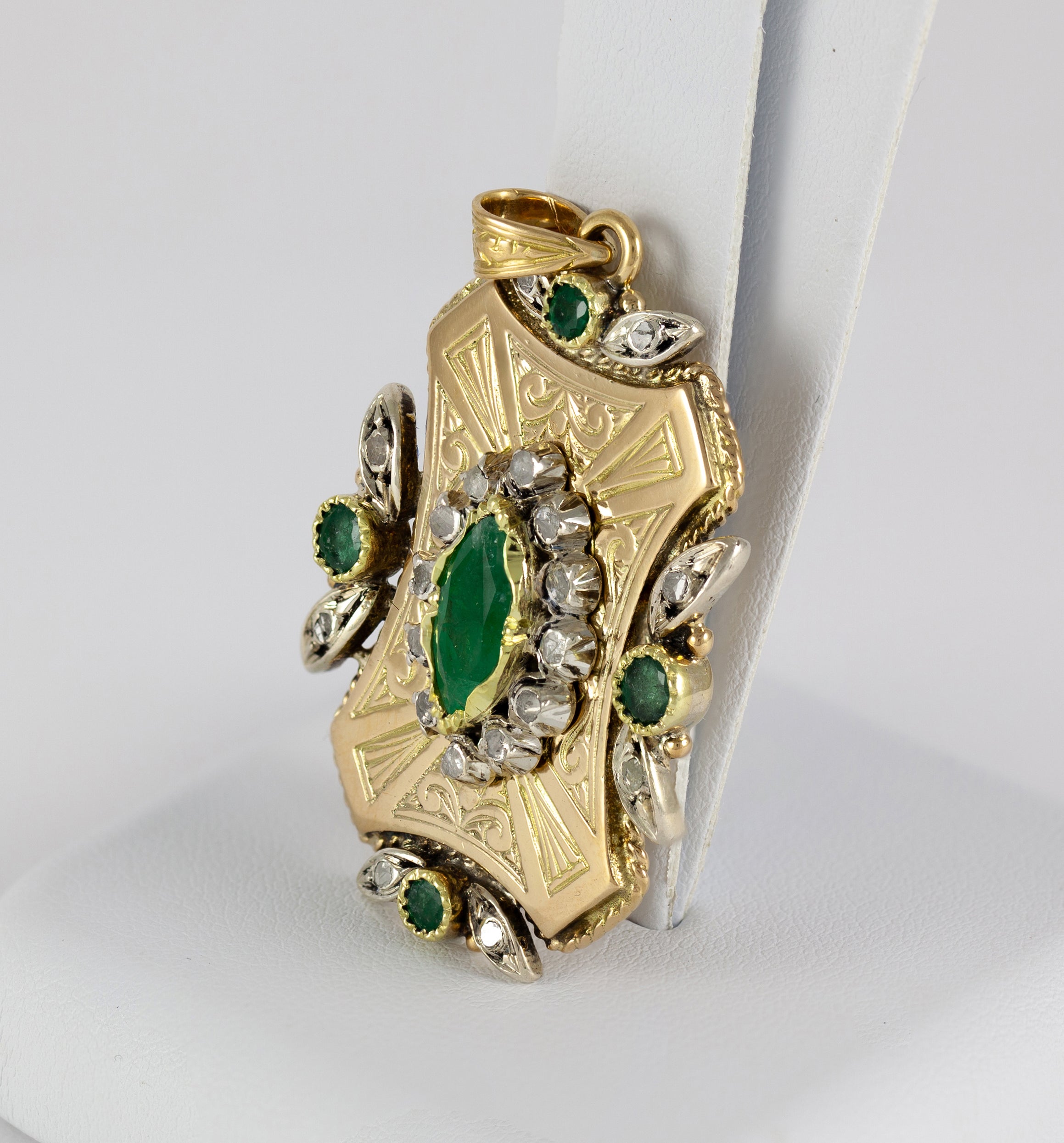 Colgante antiguo en oro amarillo 18k con diamantes y esmeraldas