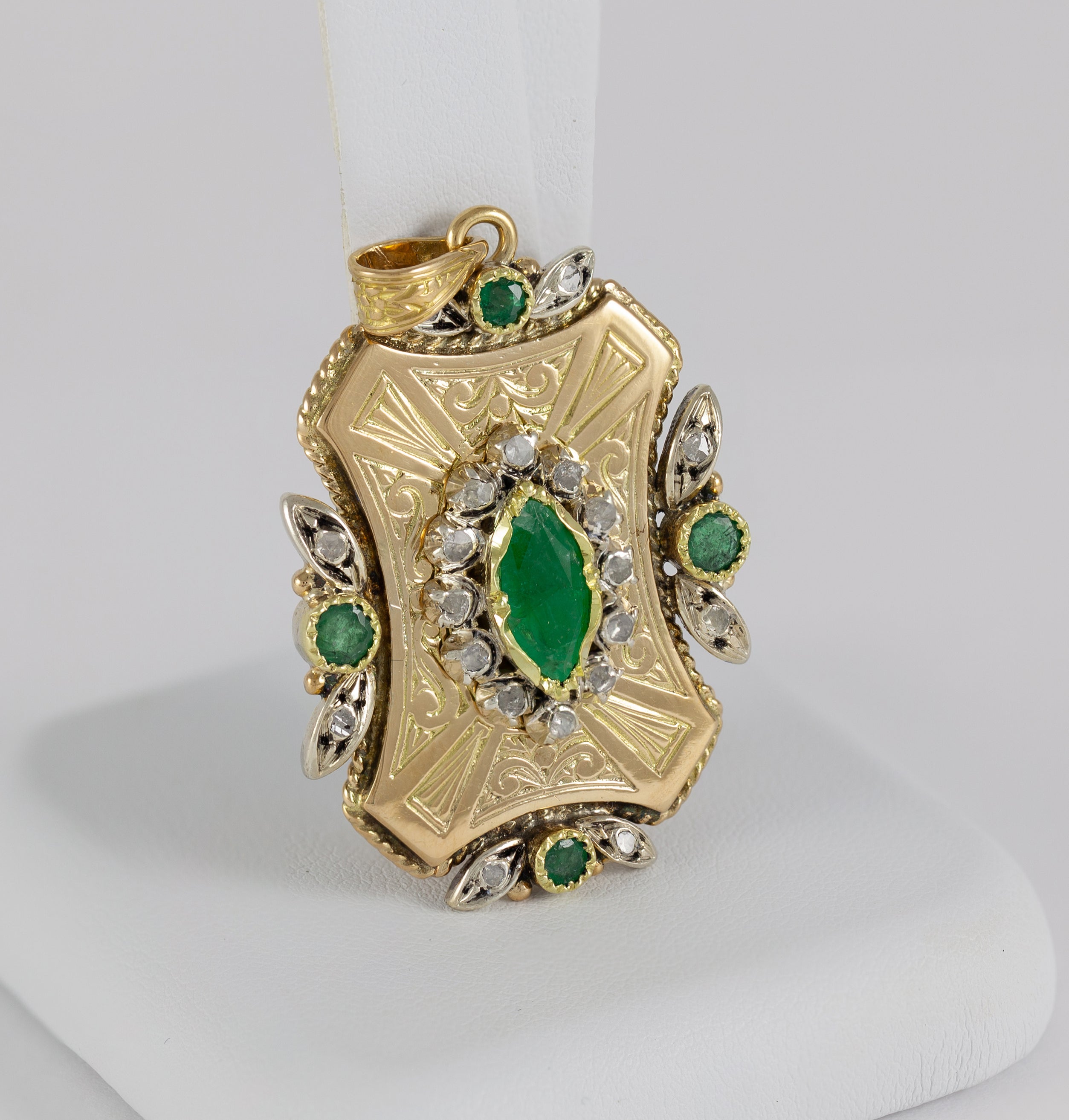 Colgante antiguo en oro amarillo 18k con diamantes y esmeraldas