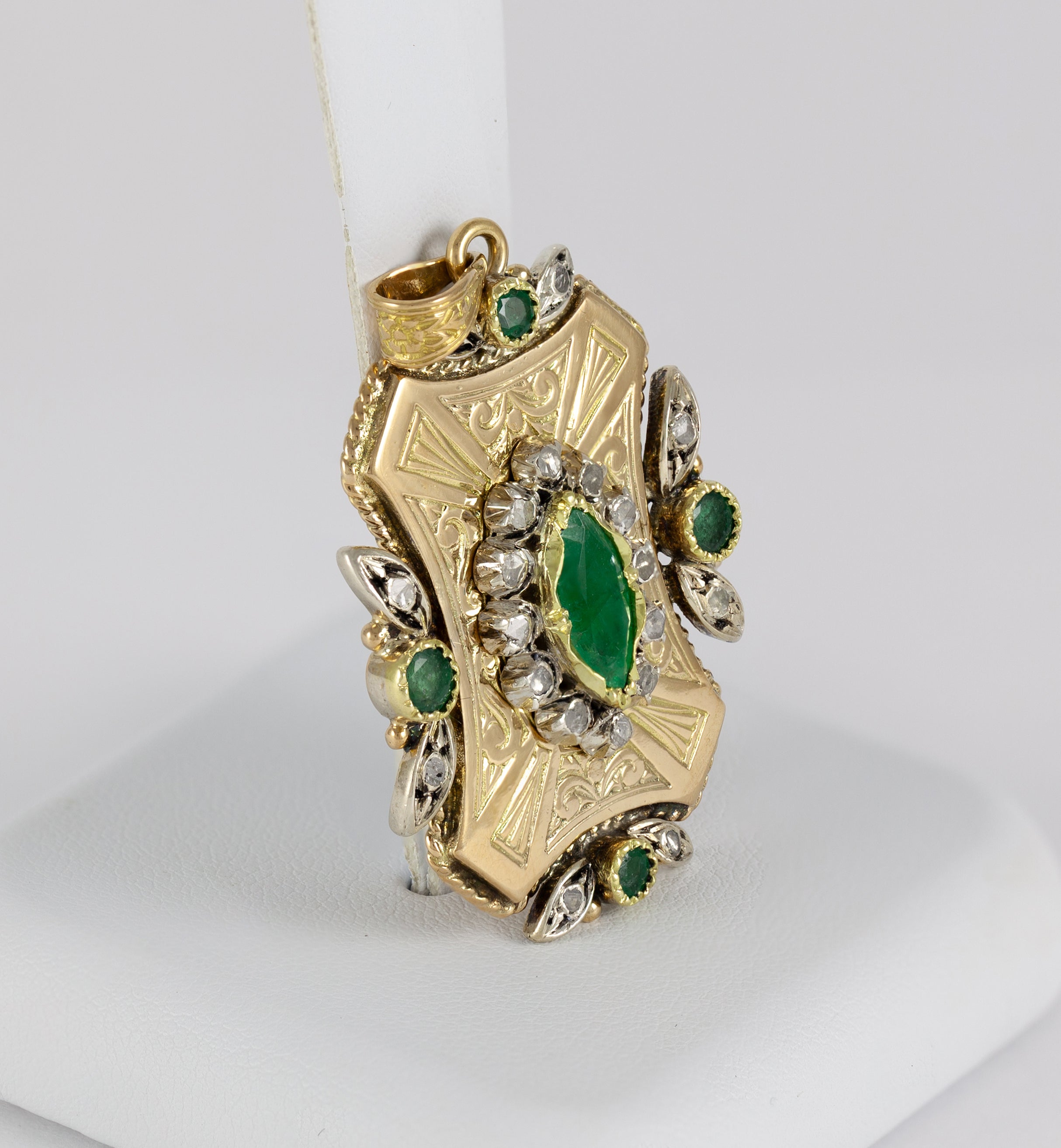 Colgante antiguo en oro amarillo 18k con diamantes y esmeraldas