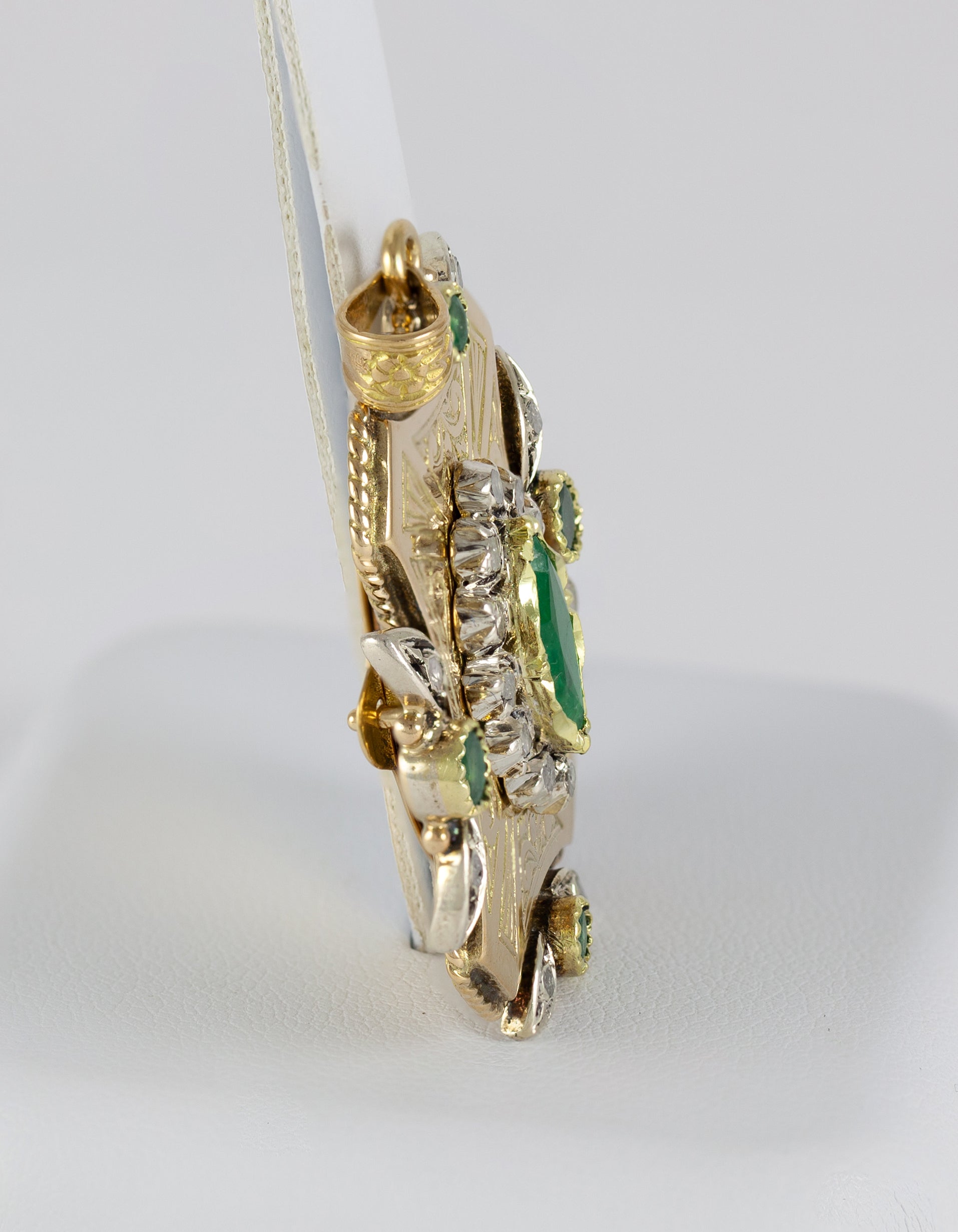 Colgante antiguo en oro amarillo 18k con diamantes y esmeraldas