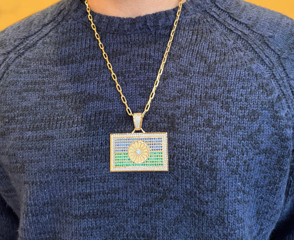 Colgante bandera gitana en oro 18k 750 y circonitas