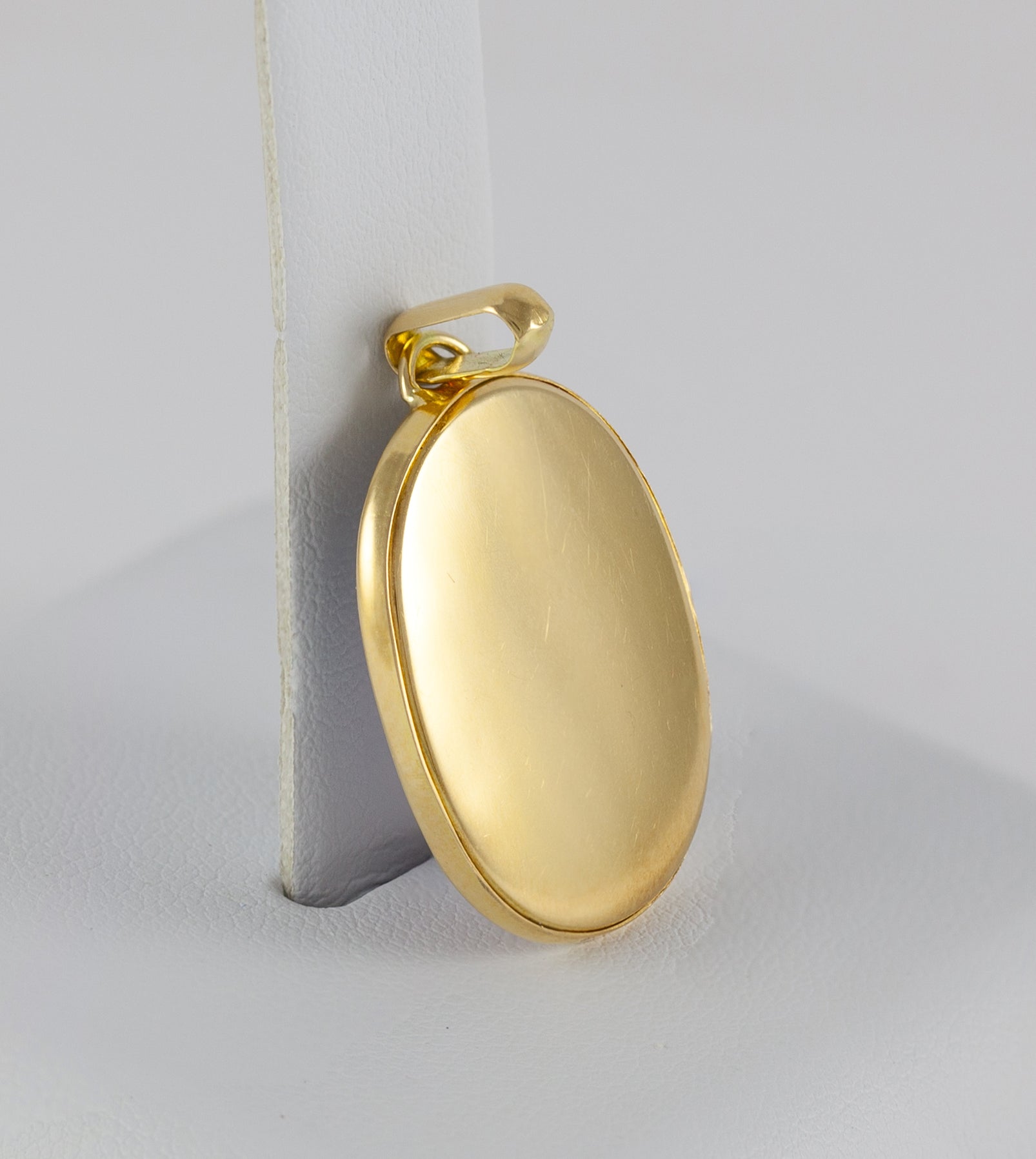 Colgante en oro amarillo 18k y porcelana esmaltada