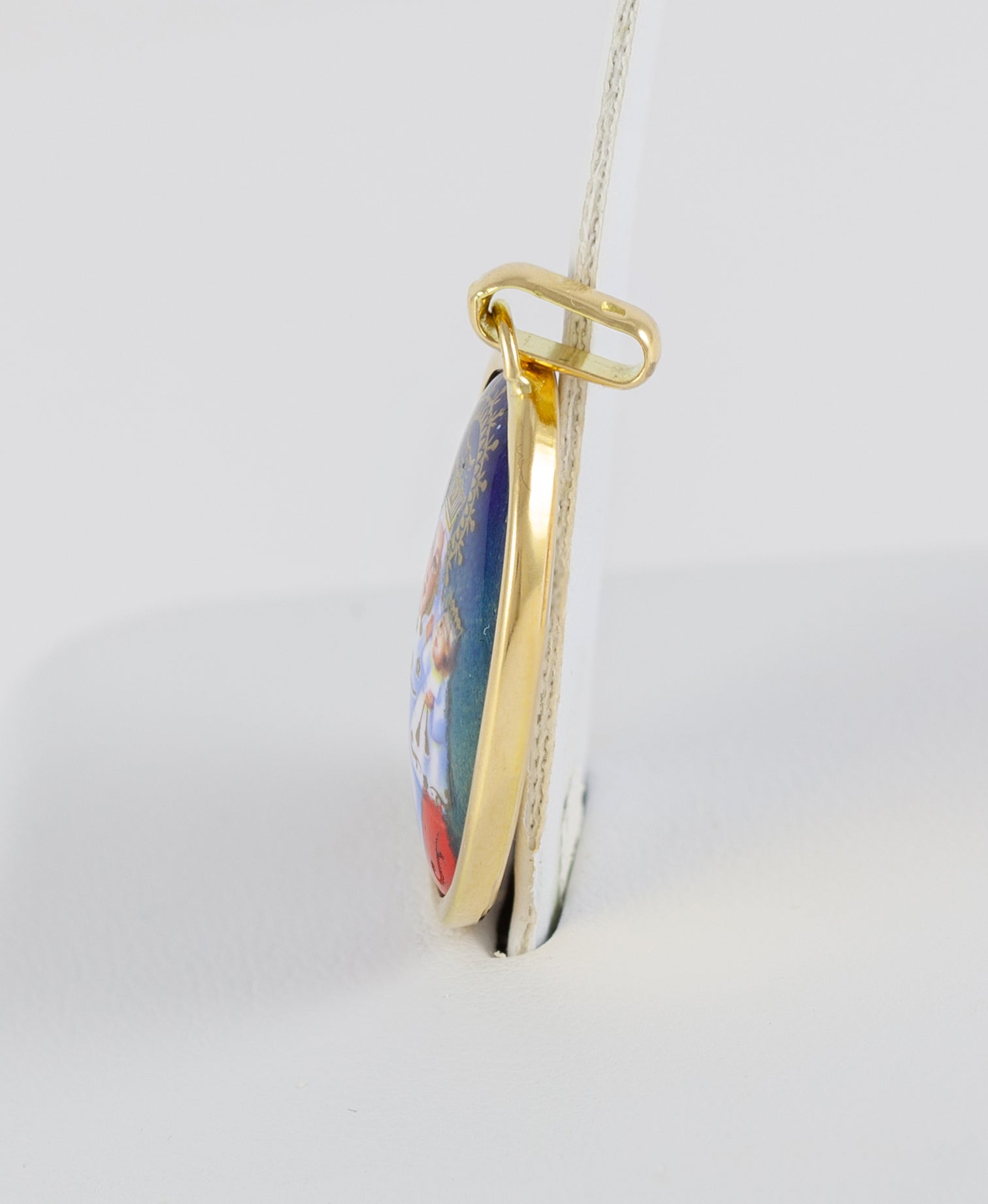 Colgante en oro amarillo 18k y porcelana esmaltada