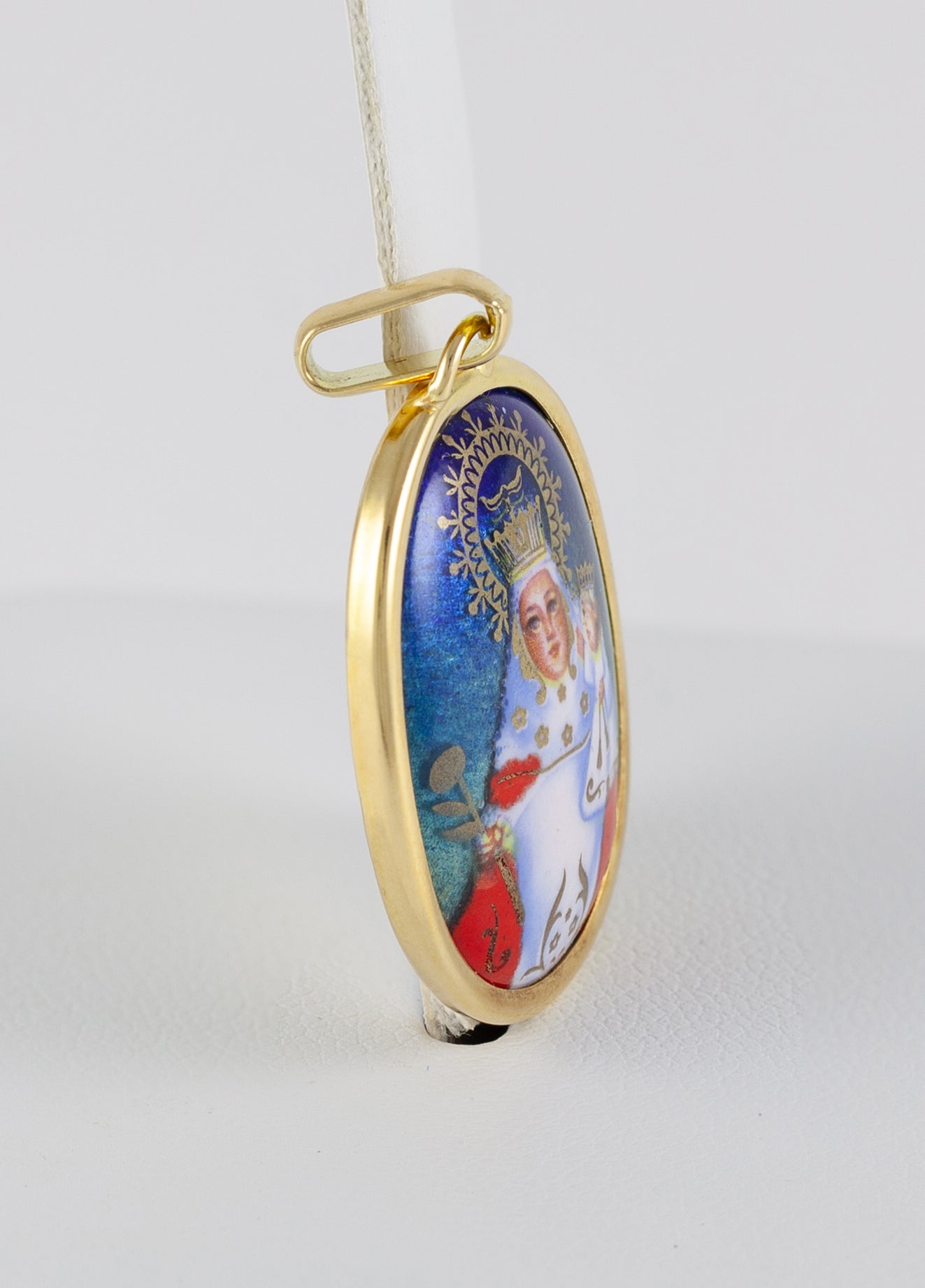 Colgante en oro amarillo 18k y porcelana esmaltada