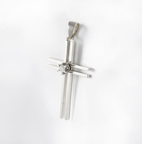 Colgante cruz en oro blanco 18k con brillante