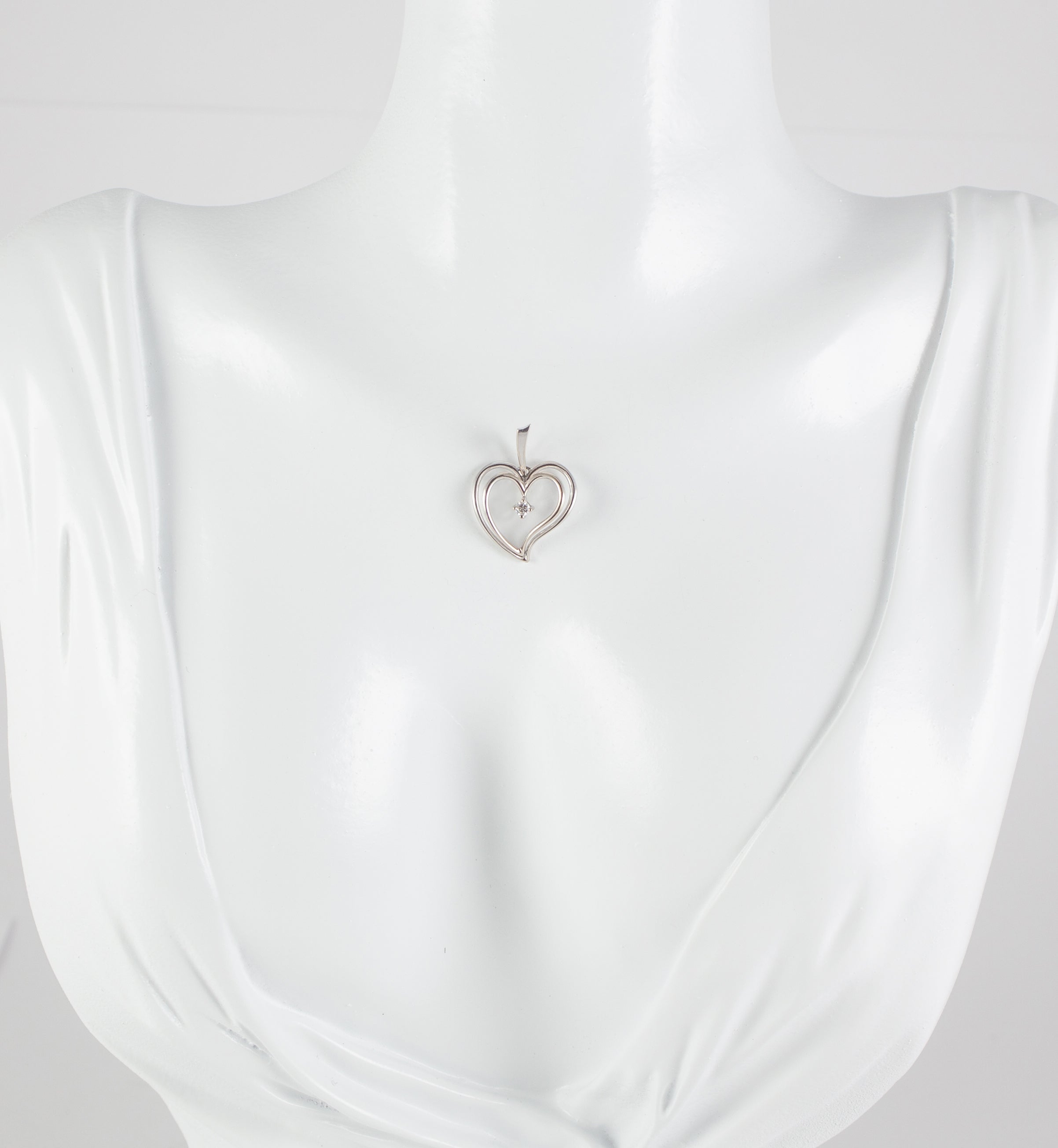 Colgante corazón en oro blanco 18k con brillante