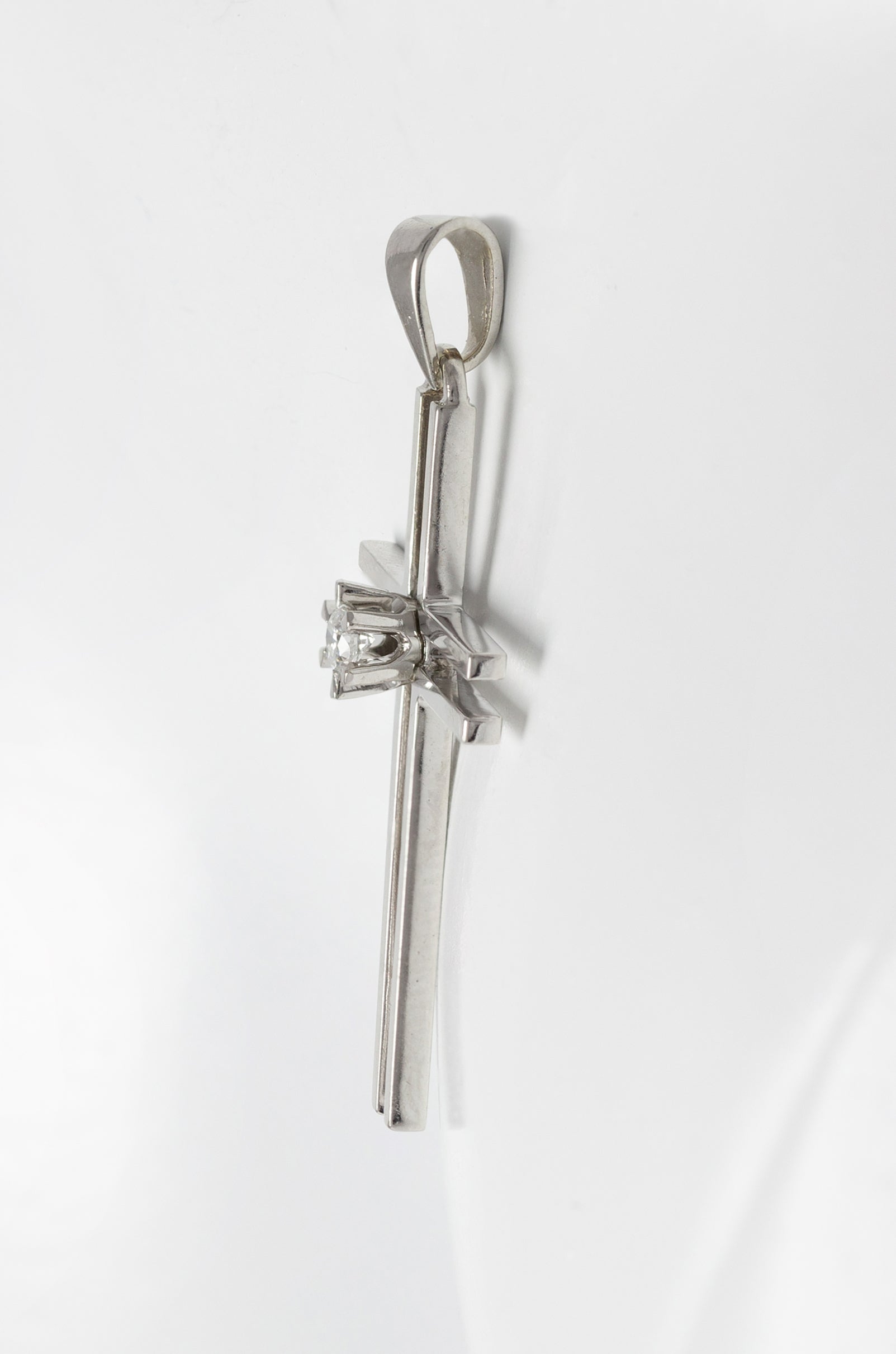 Colgante cruz en oro blanco 18k con brillante