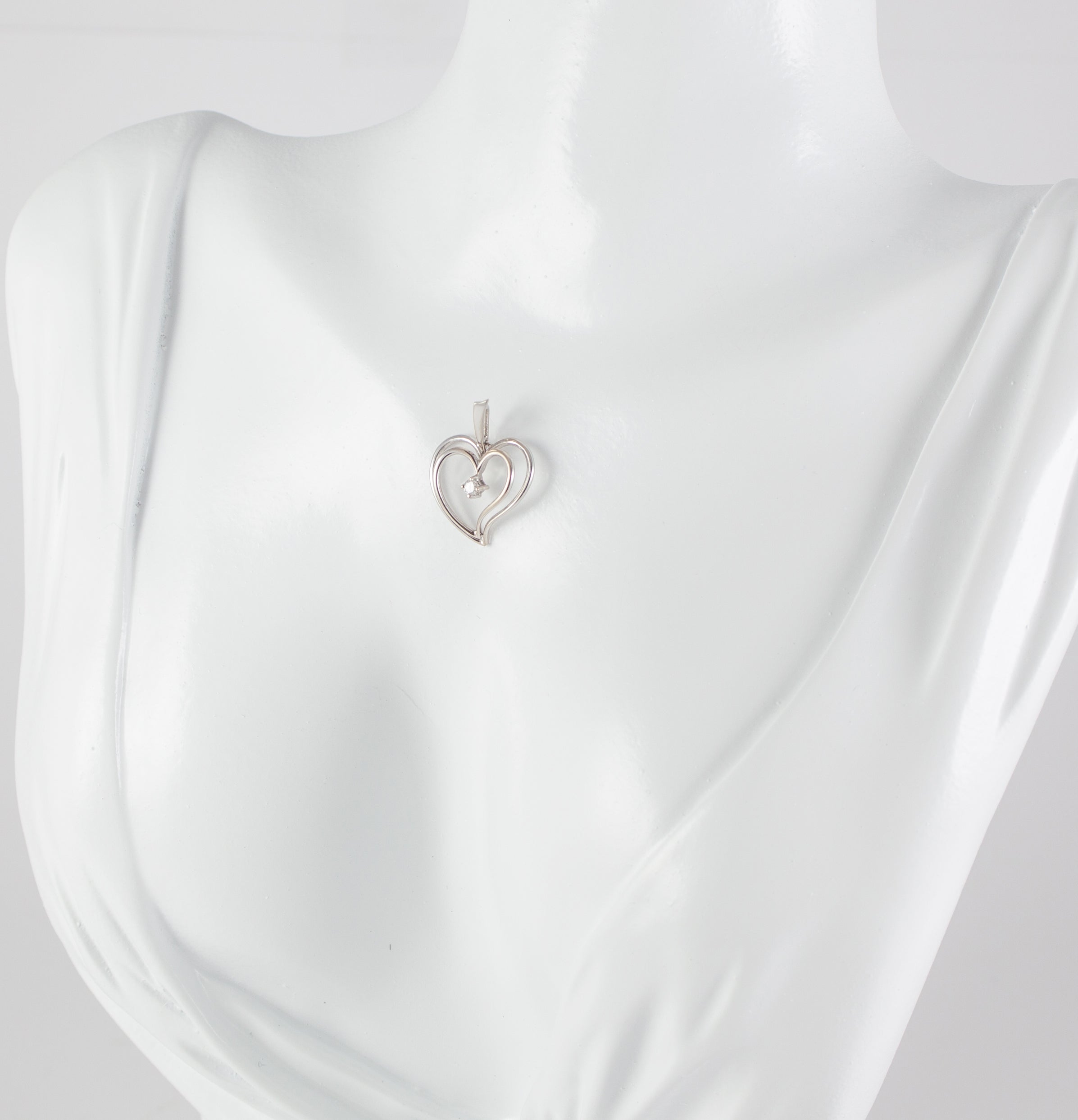 Colgante corazón en oro blanco 18k con brillante