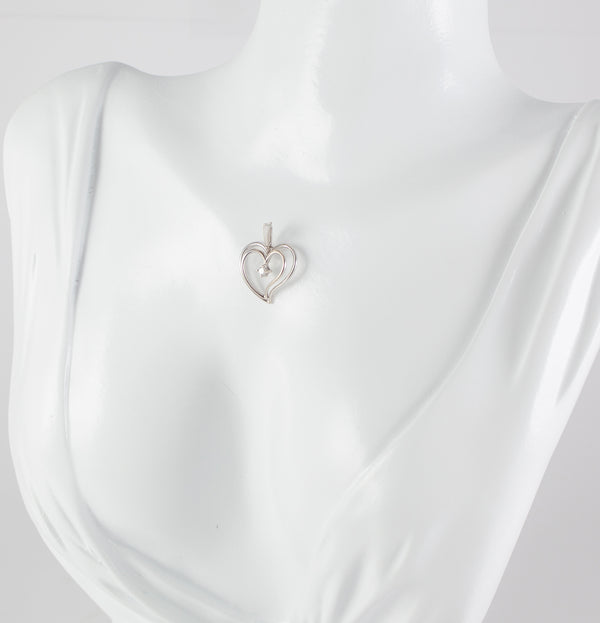 Colgante corazón en oro blanco 18k con brillante