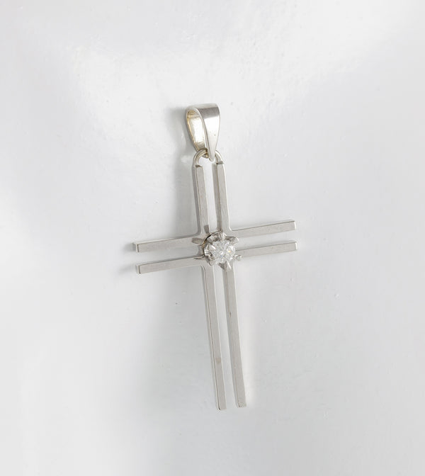 Colgante cruz en oro blanco 18k con brillante