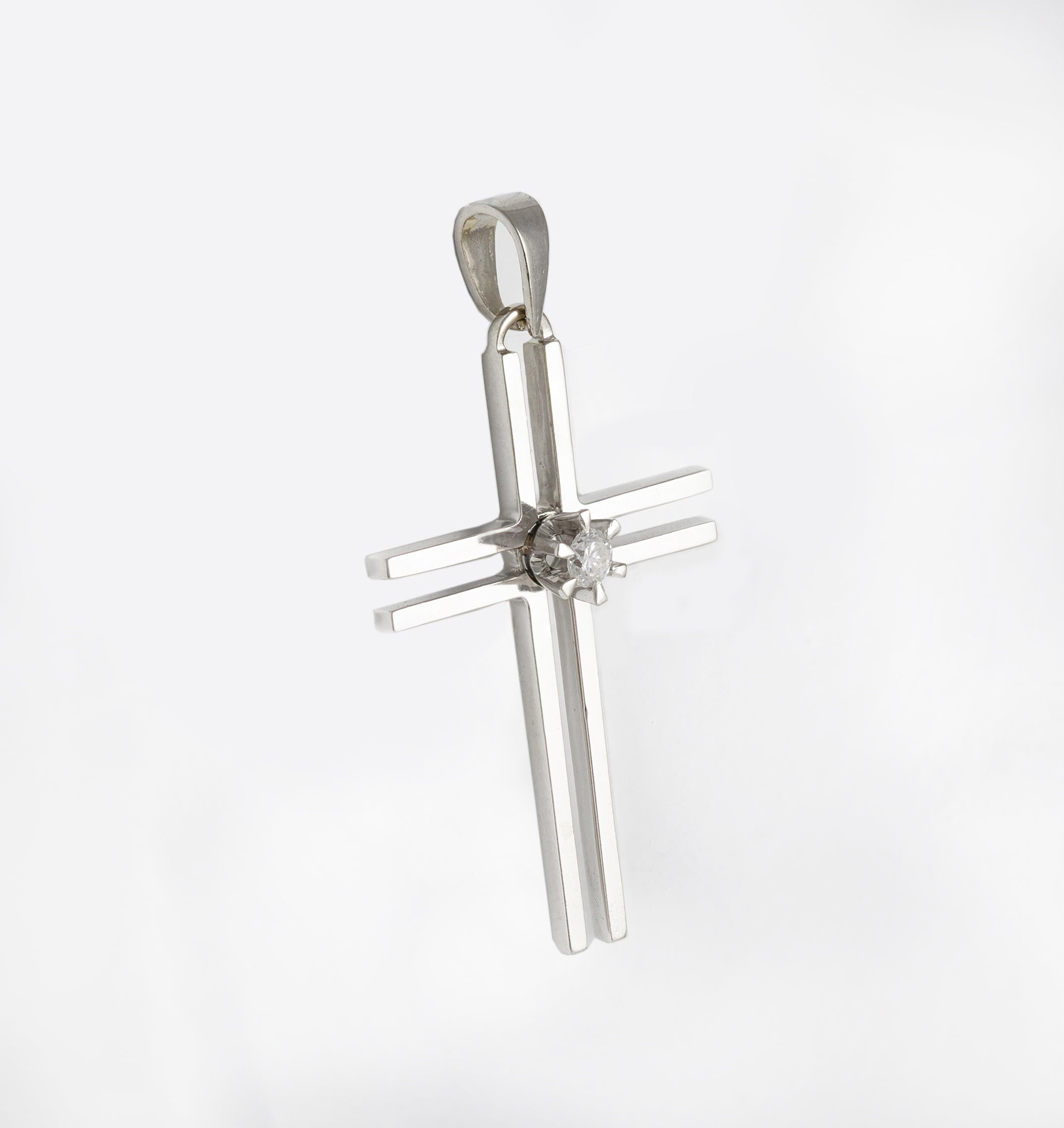 Colgante cruz en oro blanco 18k con brillante