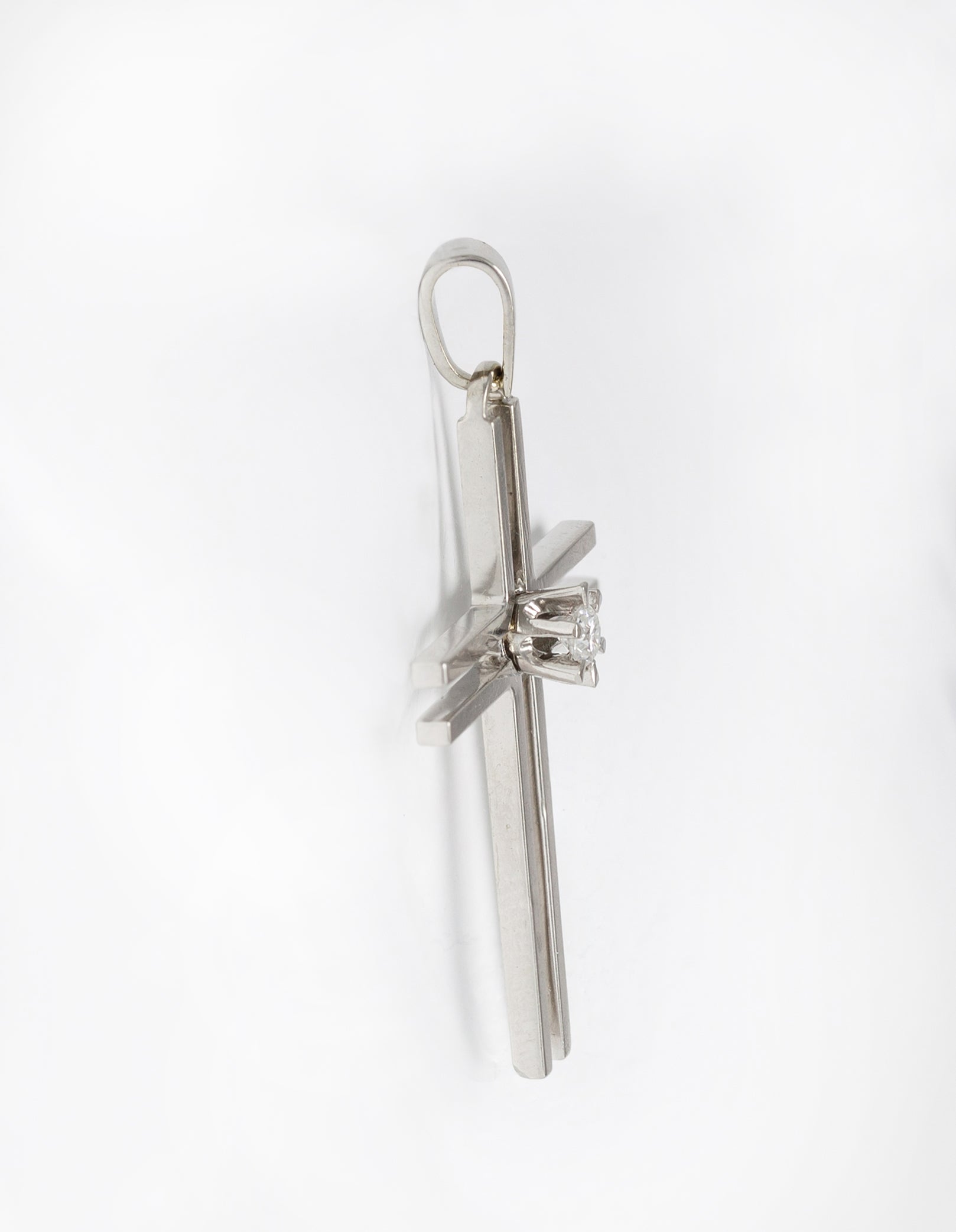 Colgante cruz en oro blanco 18k con brillante