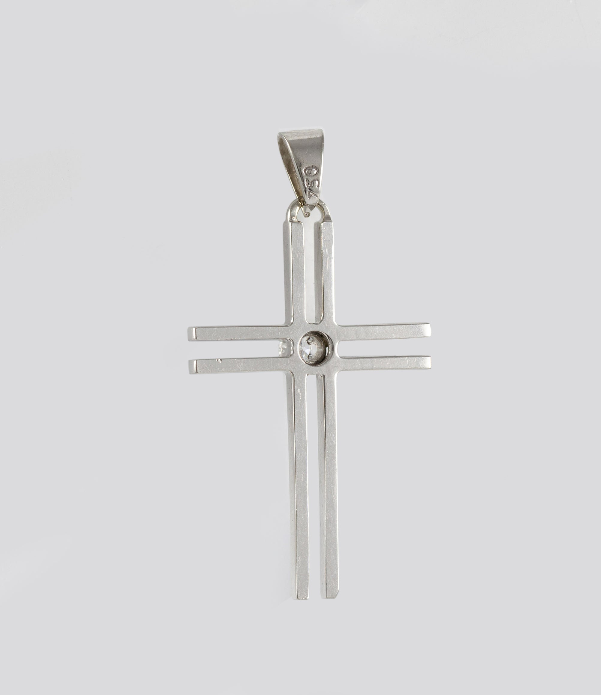 Colgante cruz en oro blanco 18k con brillante