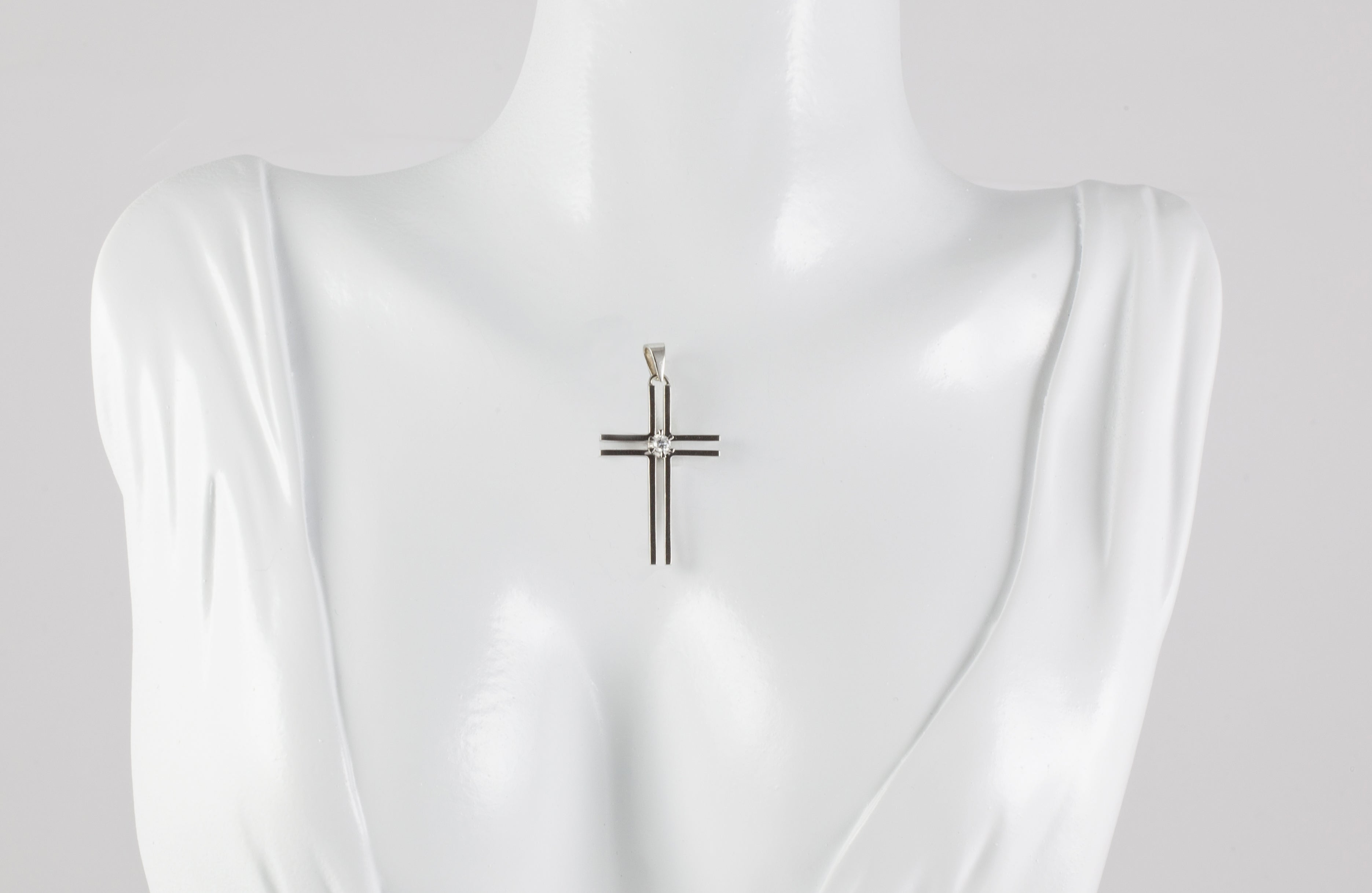 Colgante cruz en oro blanco 18k con brillante
