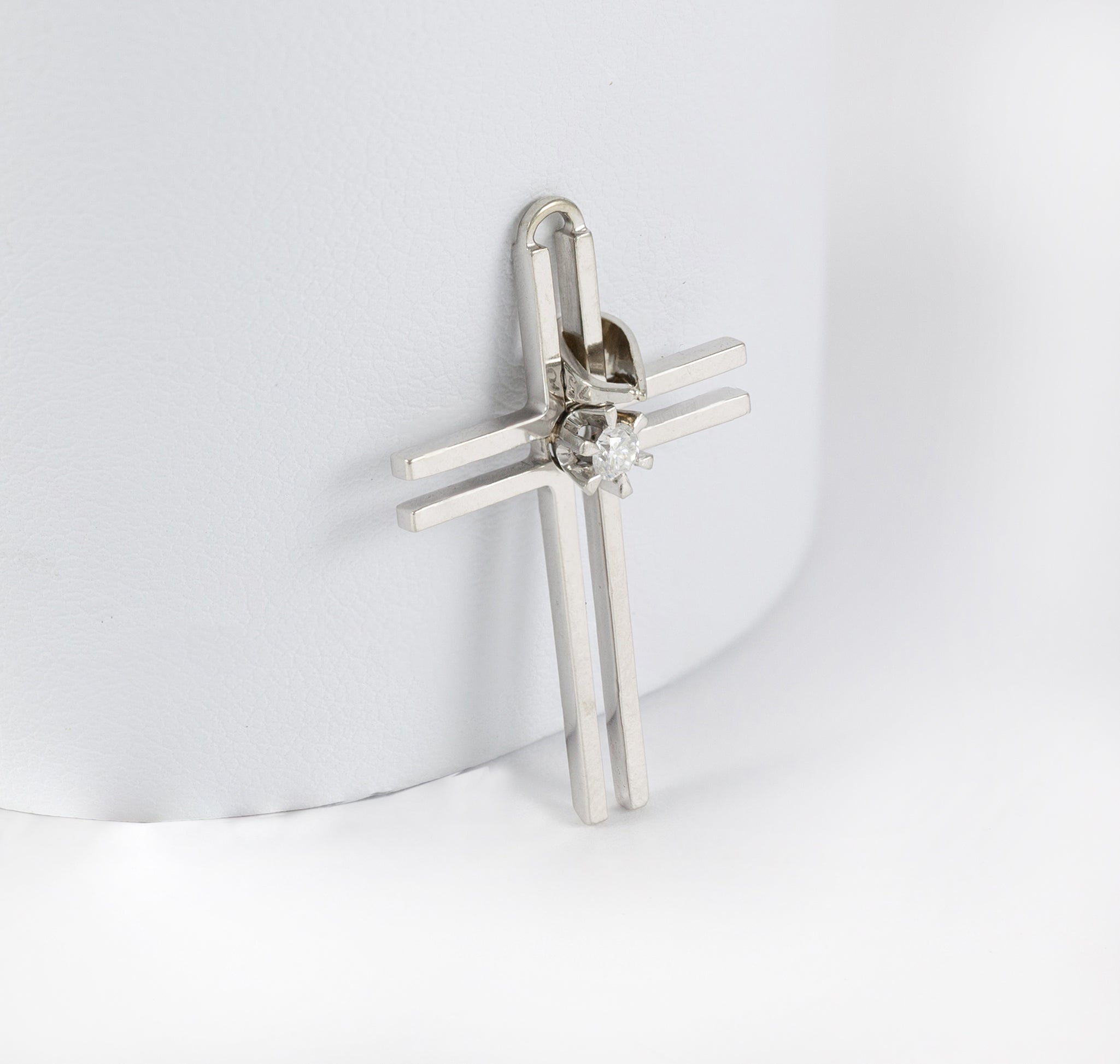 Colgante cruz en oro blanco 18k con brillante