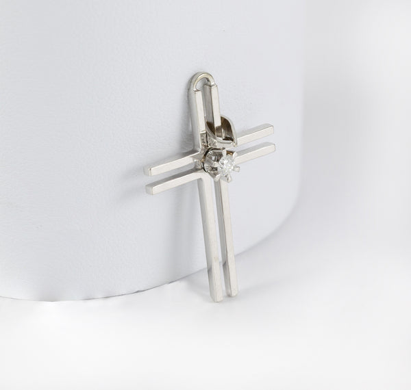Colgante cruz en oro blanco 18k con brillante