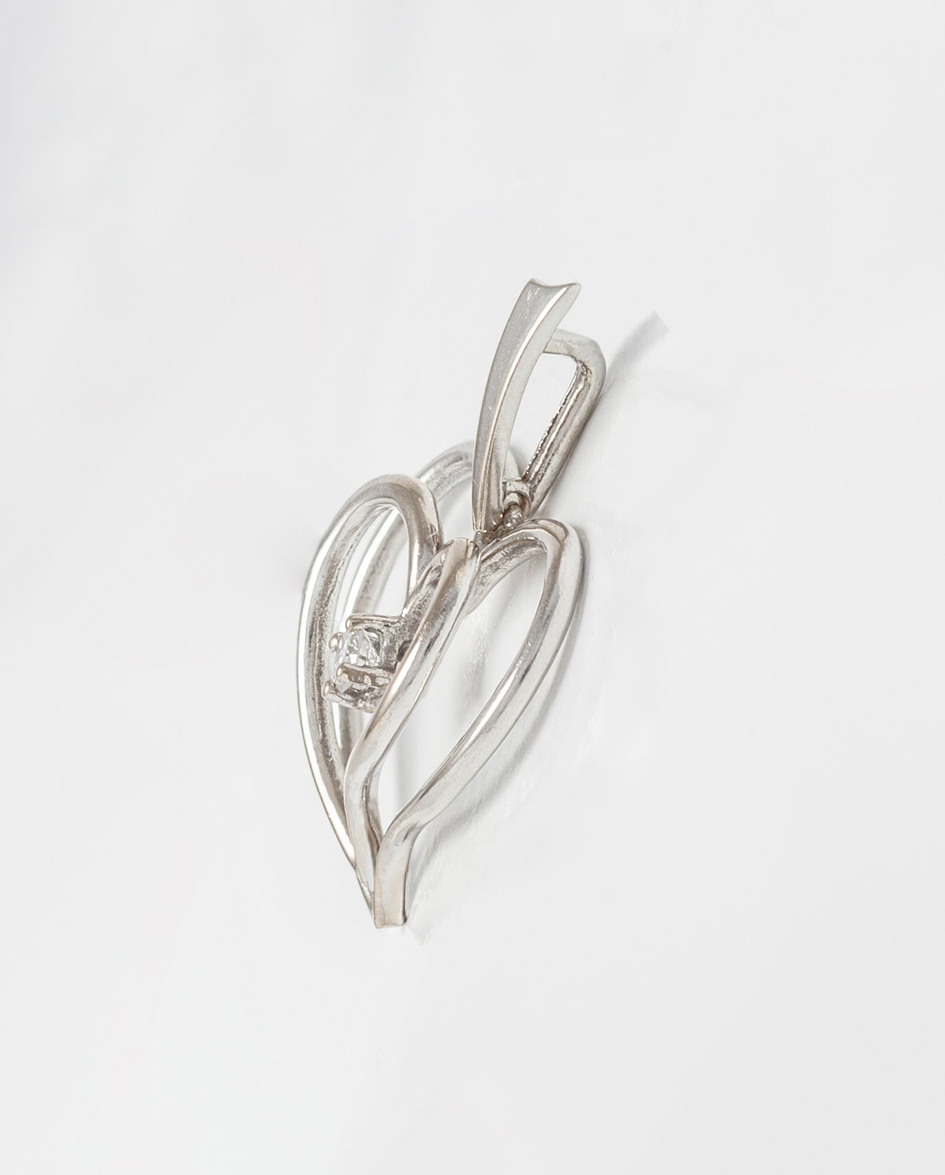 Colgante corazón en oro blanco 18k con brillante