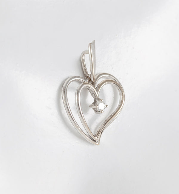 Colgante corazón en oro blanco 18k con brillante
