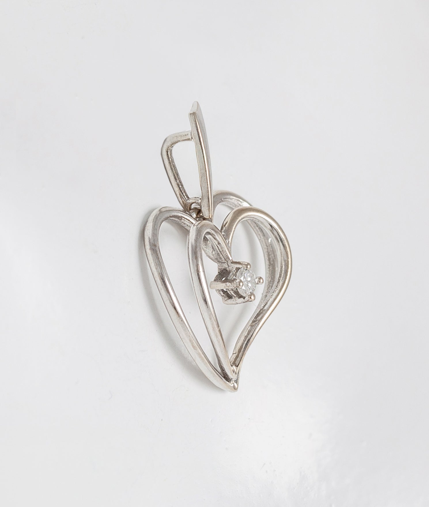 Colgante corazón en oro blanco 18k con brillante