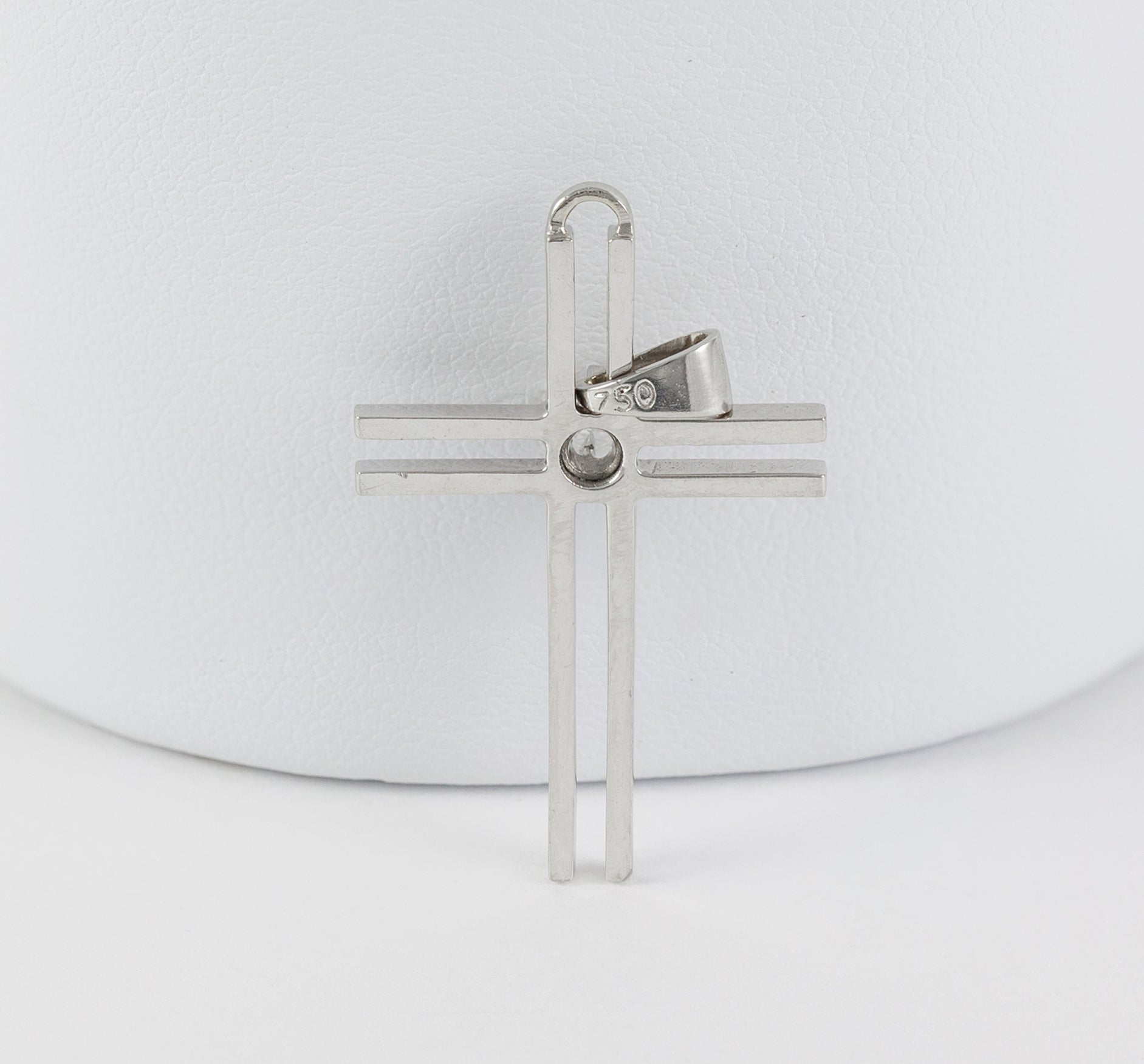 Colgante cruz en oro blanco 18k con brillante