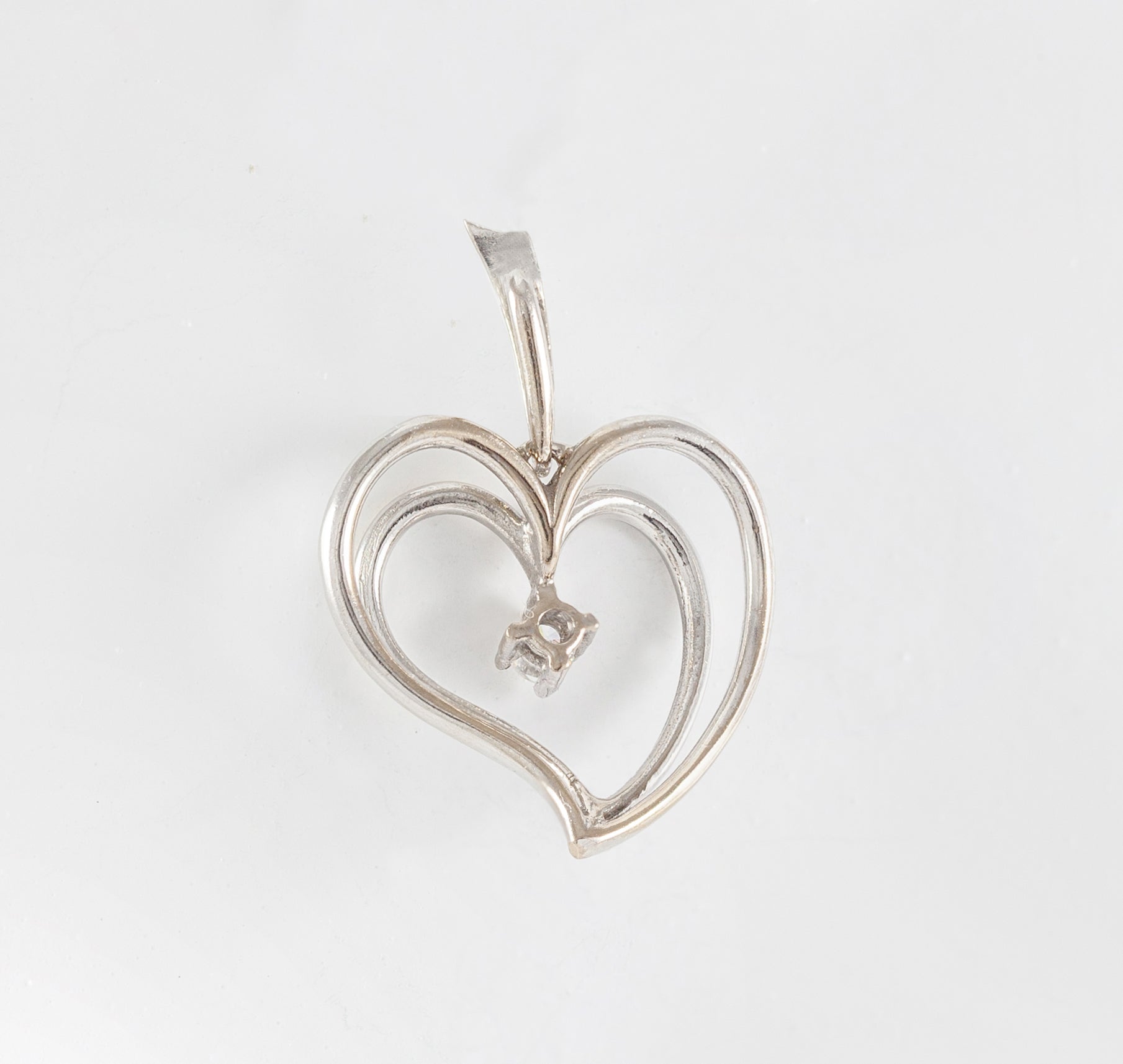 Colgante corazón en oro blanco 18k con brillante