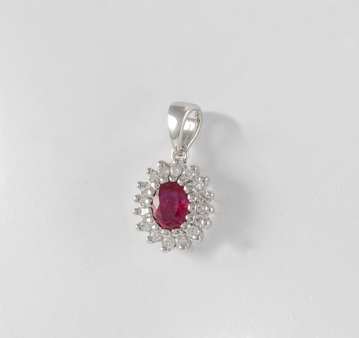 Colgante en oro blanco 18k con rubí y brillantes