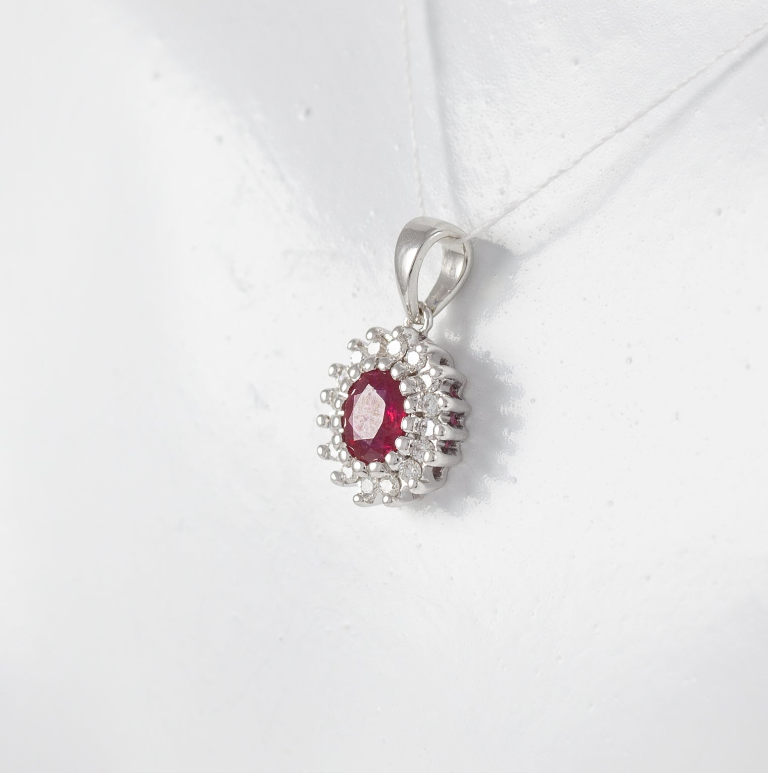 Colgante en oro blanco 18k con rubí y brillantes
