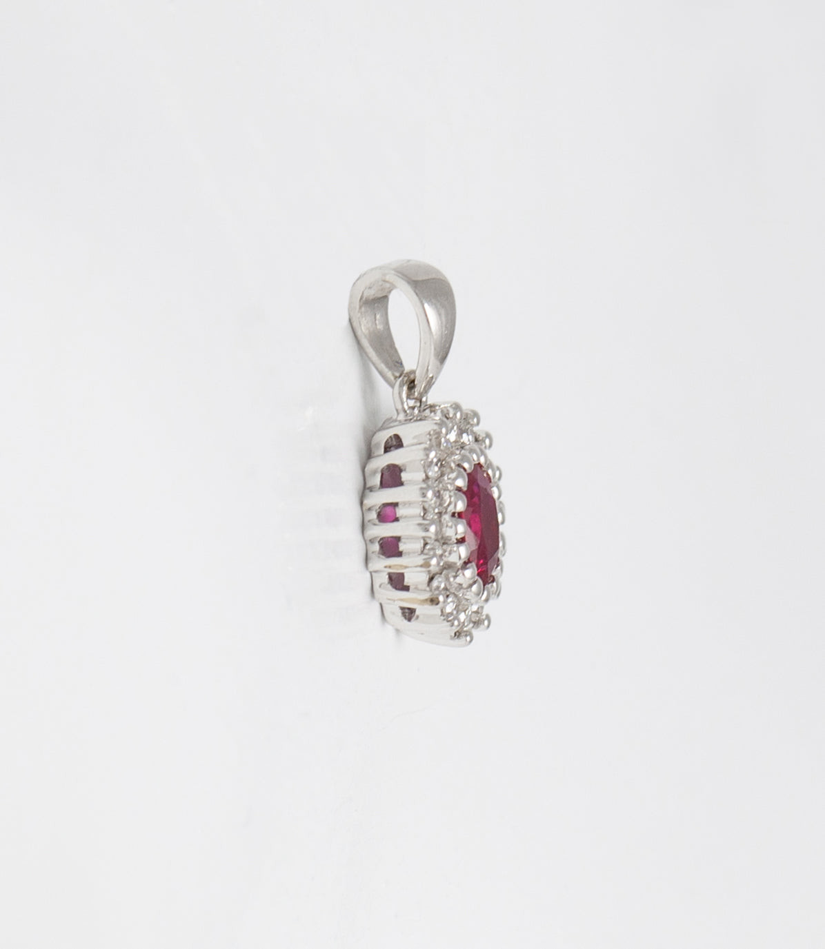 Colgante en oro blanco 18k con rubí y brillantes