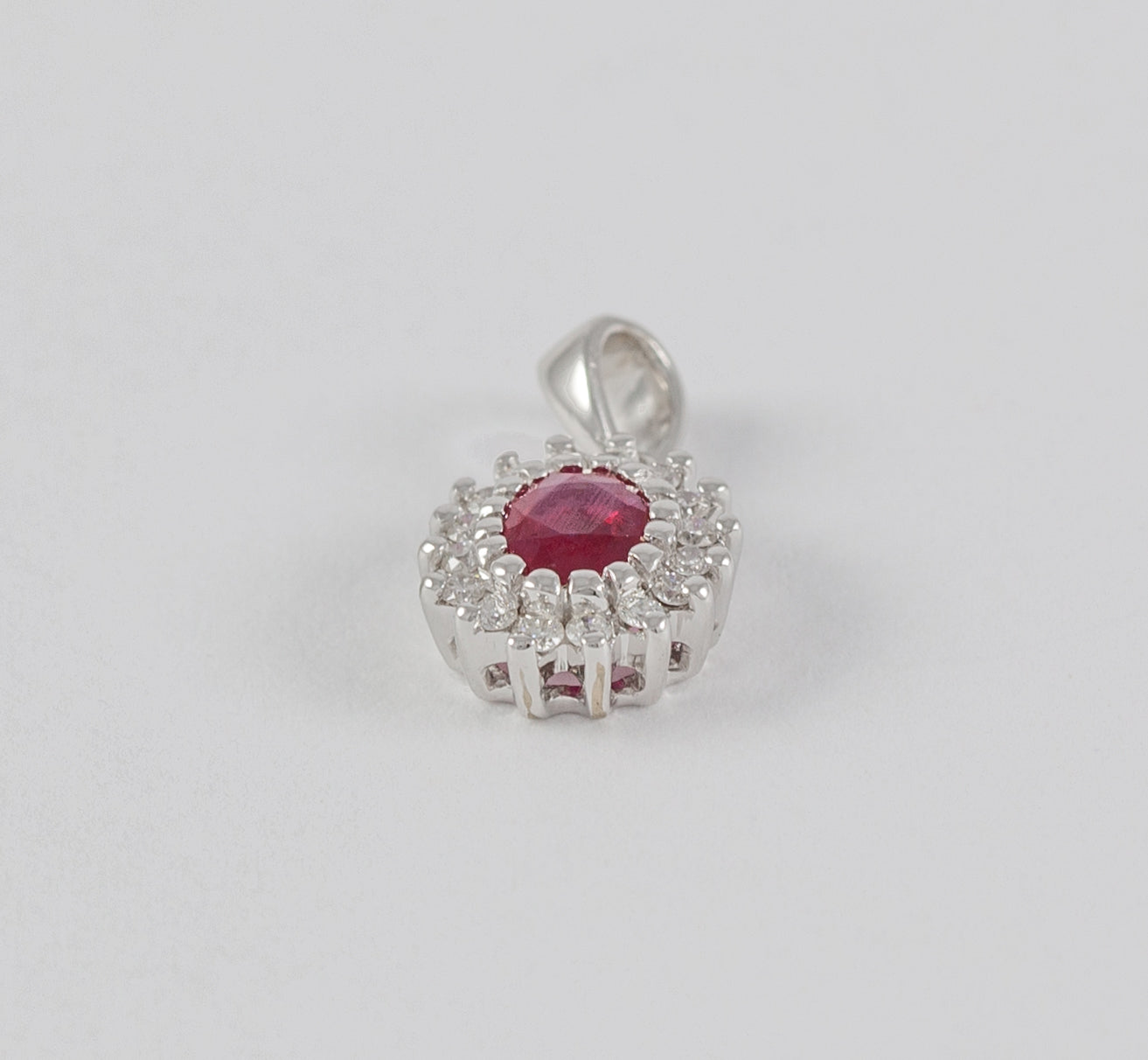 Colgante en oro blanco 18k con rubí y brillantes