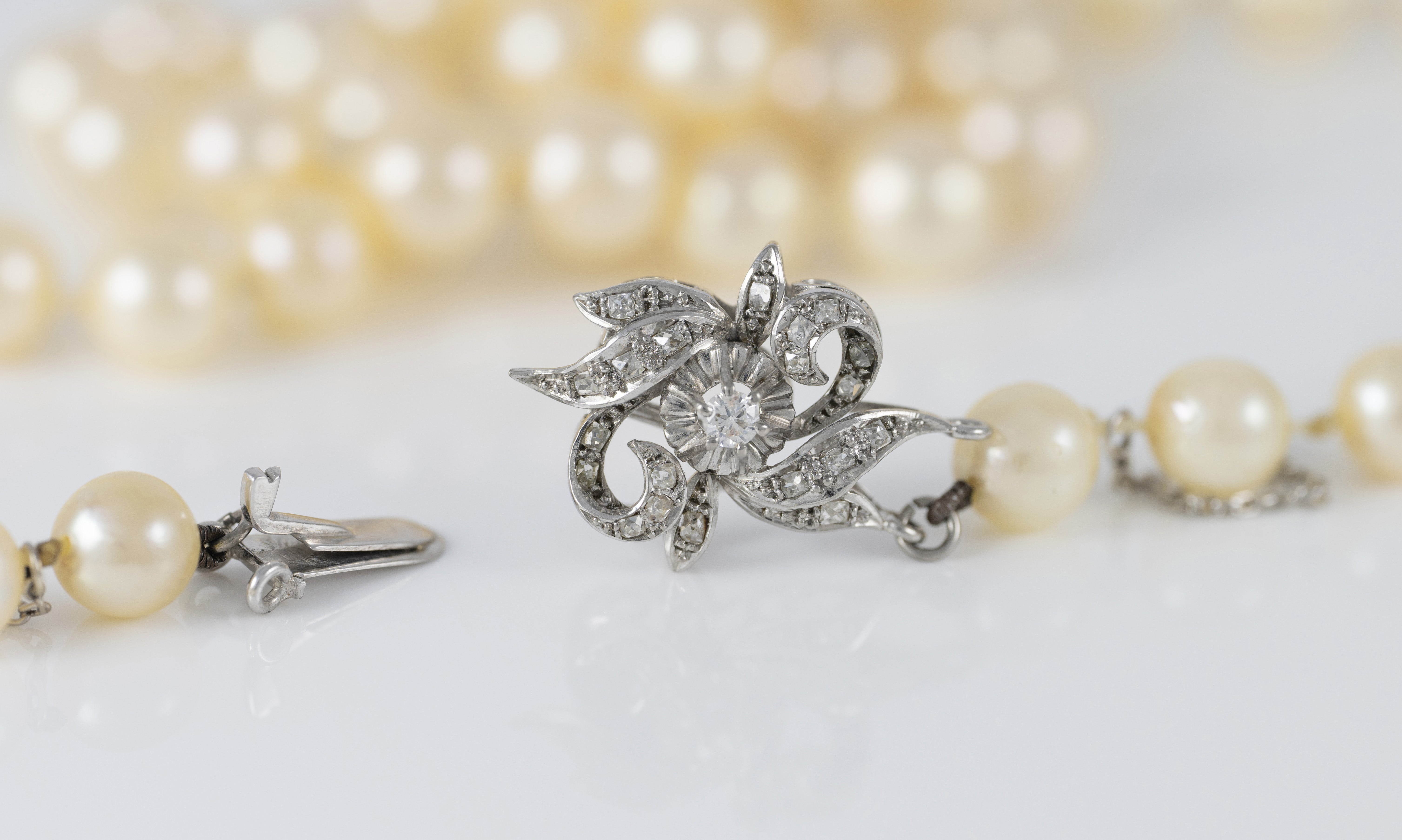 Collar de perlas con cierre en oro blanco 18k y diamantes