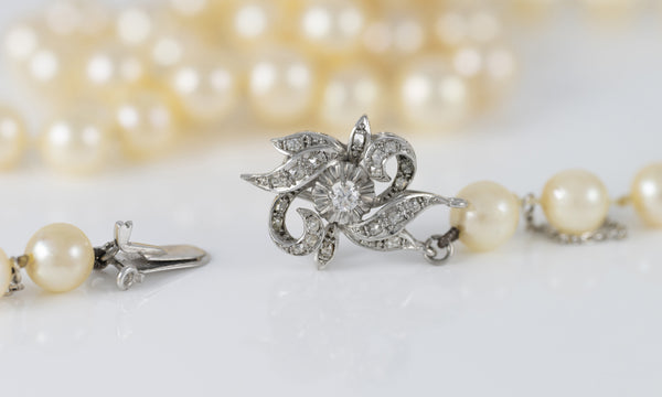 Collar de perlas con cierre en oro blanco 18k y diamantes