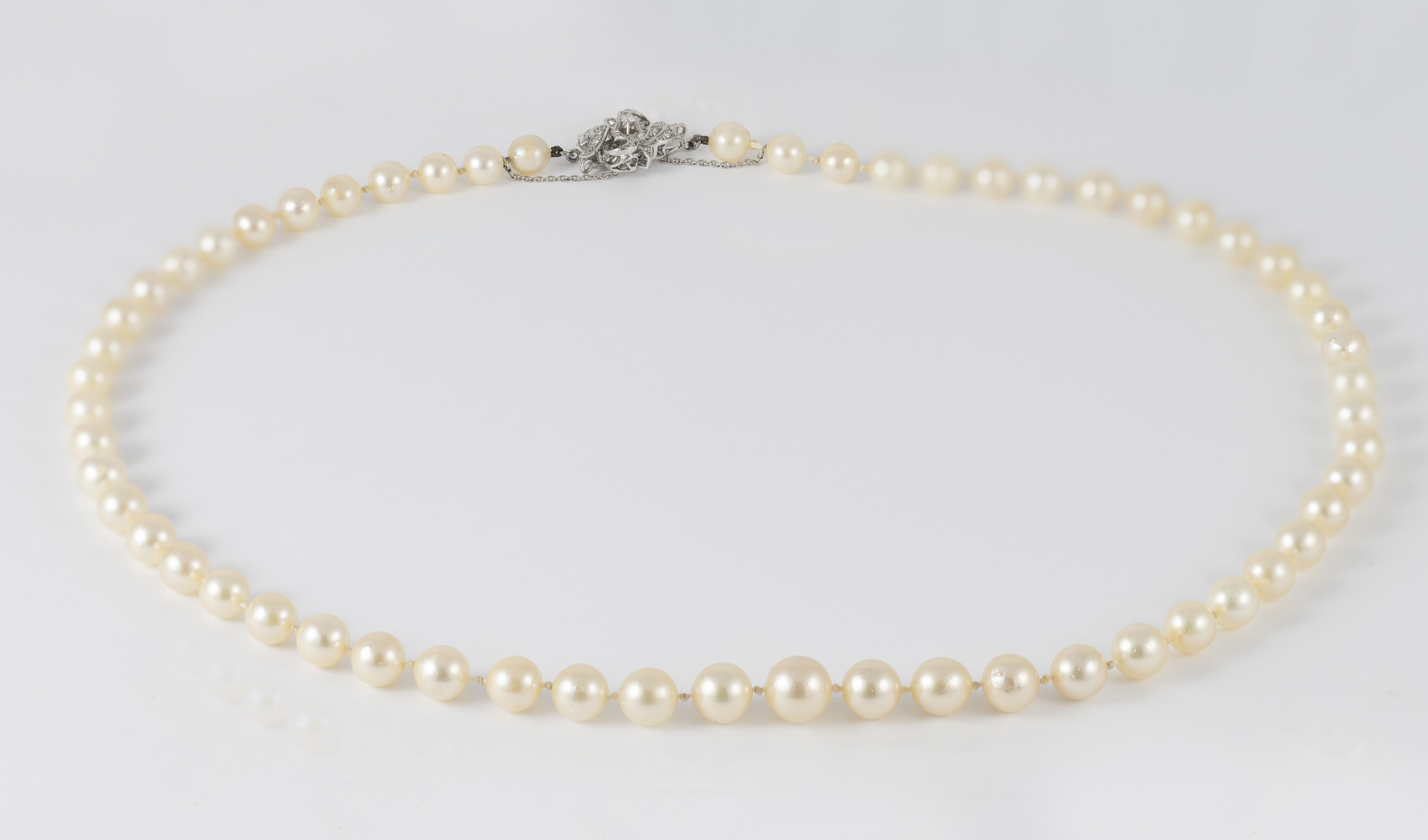 Collar de perlas con cierre en oro blanco 18k y diamantes