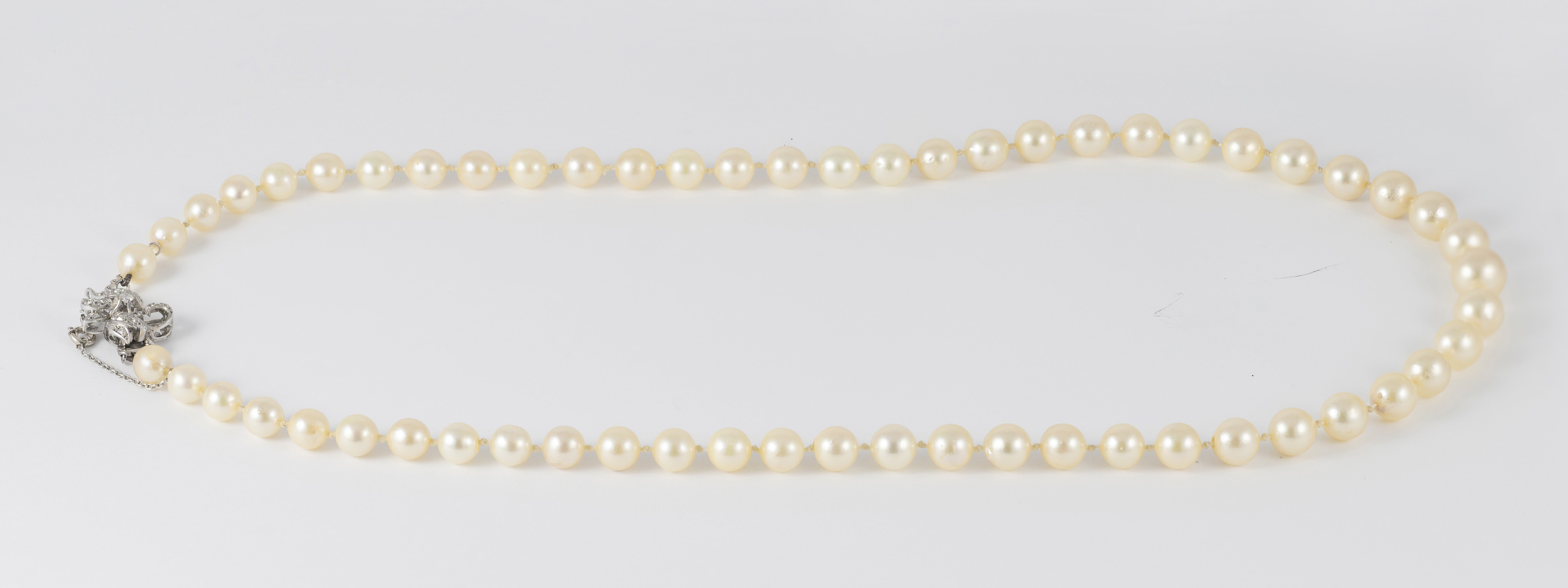 Collar de perlas con cierre en oro blanco 18k y diamantes