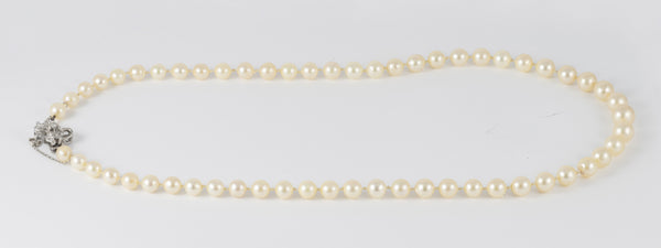 Collar de perlas con cierre en oro blanco 18k y diamantes