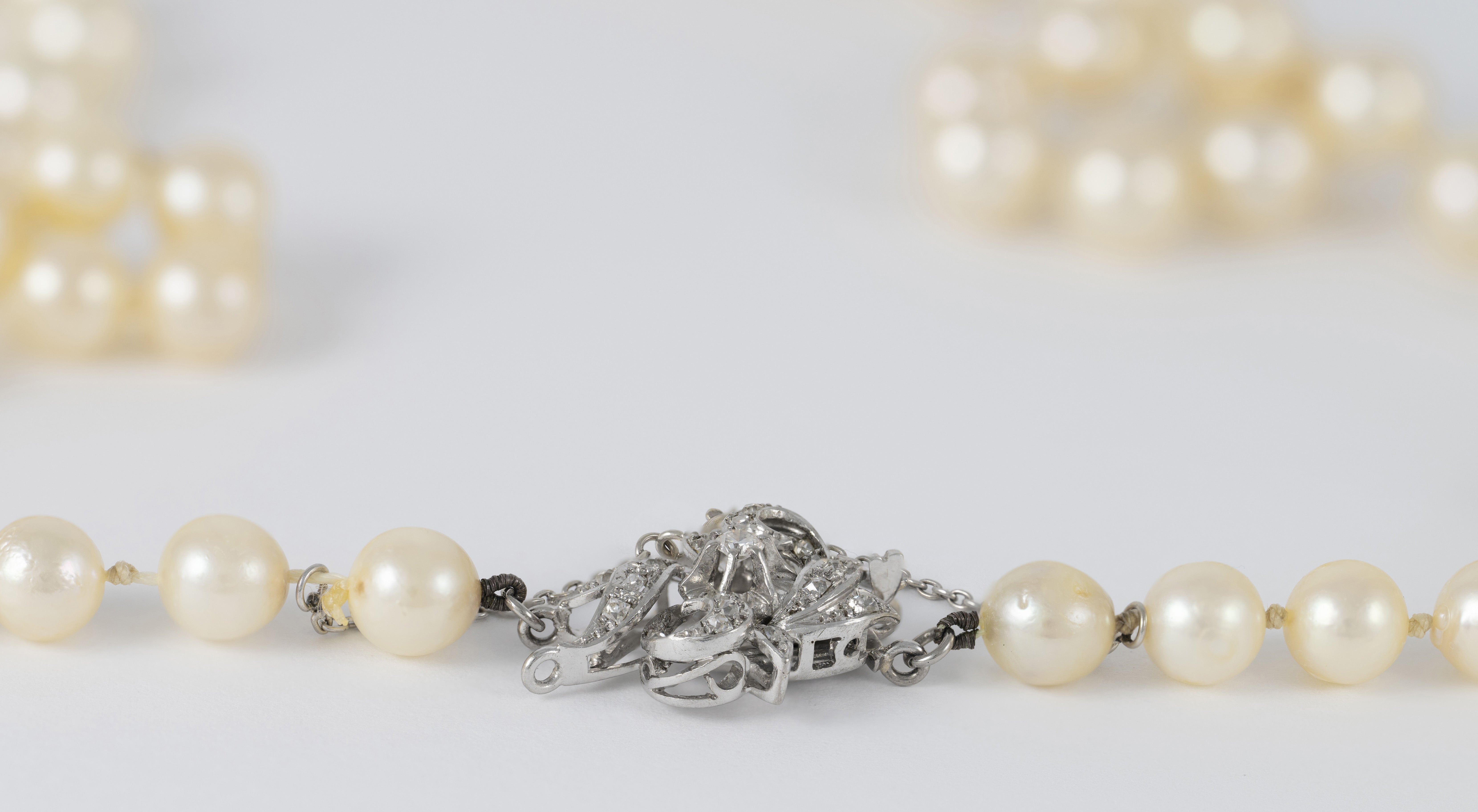 Collar de perlas con cierre en oro blanco 18k y diamantes
