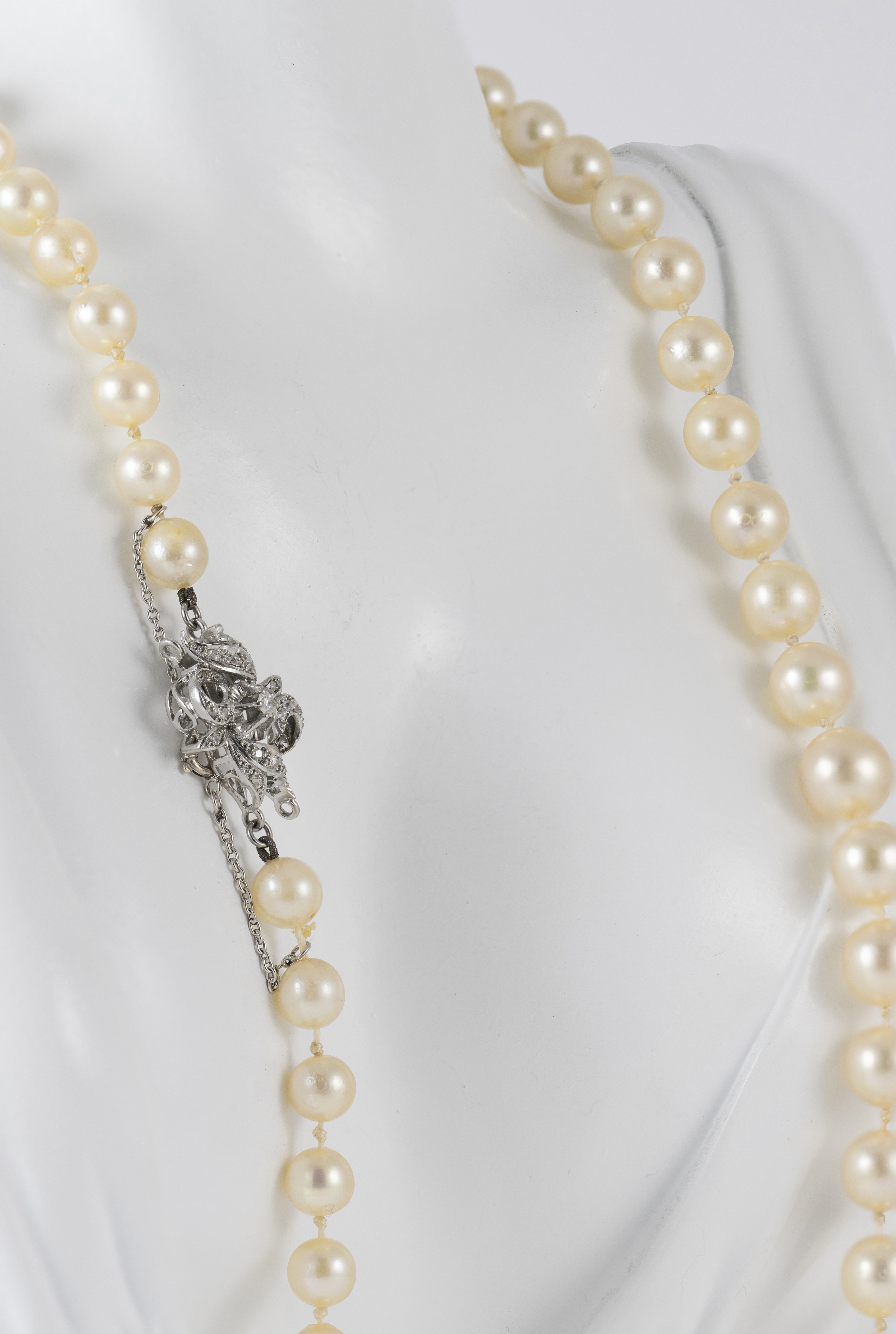 Collar de perlas con cierre en oro blanco 18k y diamantes