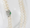 Collar antiguo de perlas con cierre en oro blanco 18k con brillantes y esmeraldas