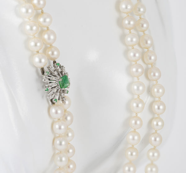 Collar antiguo de perlas con cierre en oro blanco 18k con brillantes y esmeraldas