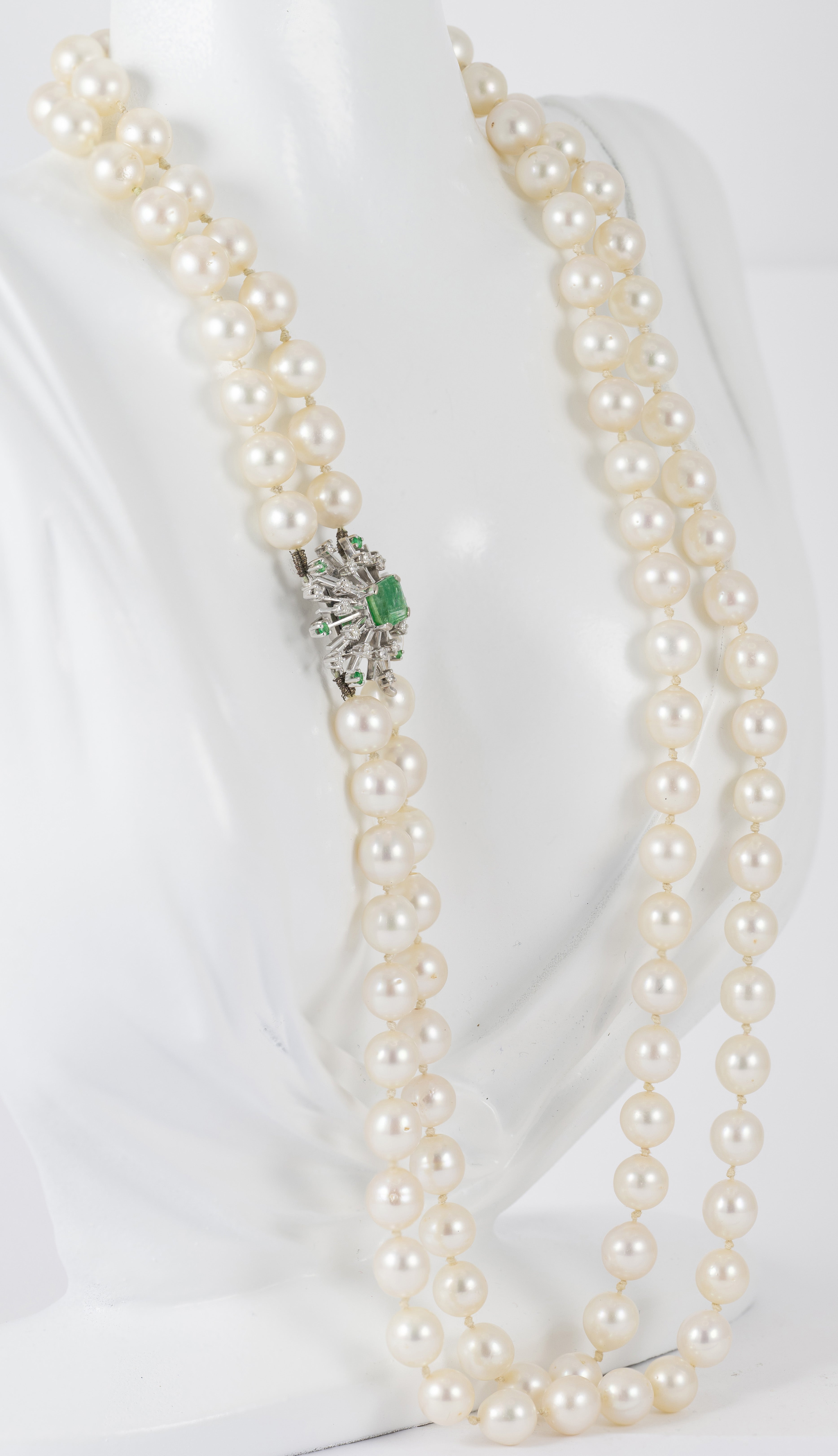 Collar antiguo de perlas con cierre en oro blanco 18k con brillantes y esmeraldas