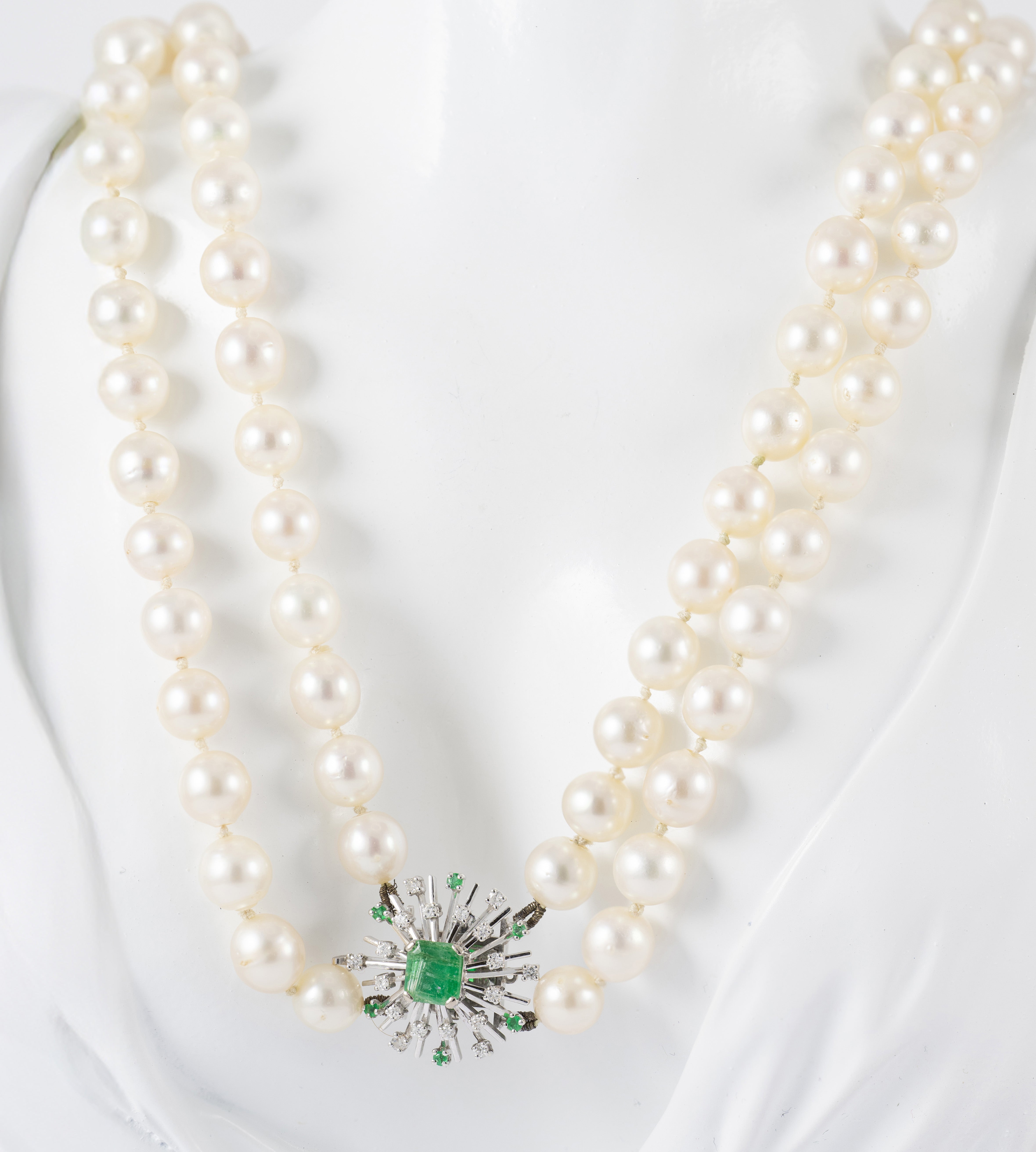 Collar antiguo de perlas con cierre en oro blanco 18k con brillantes y esmeraldas