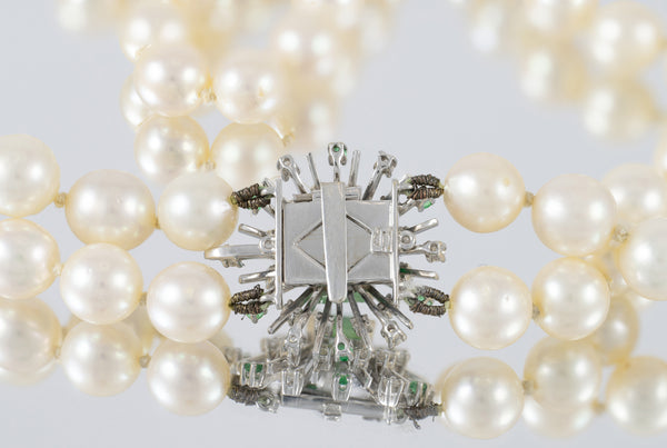 Collar antiguo de perlas con cierre en oro blanco 18k con brillantes y esmeraldas